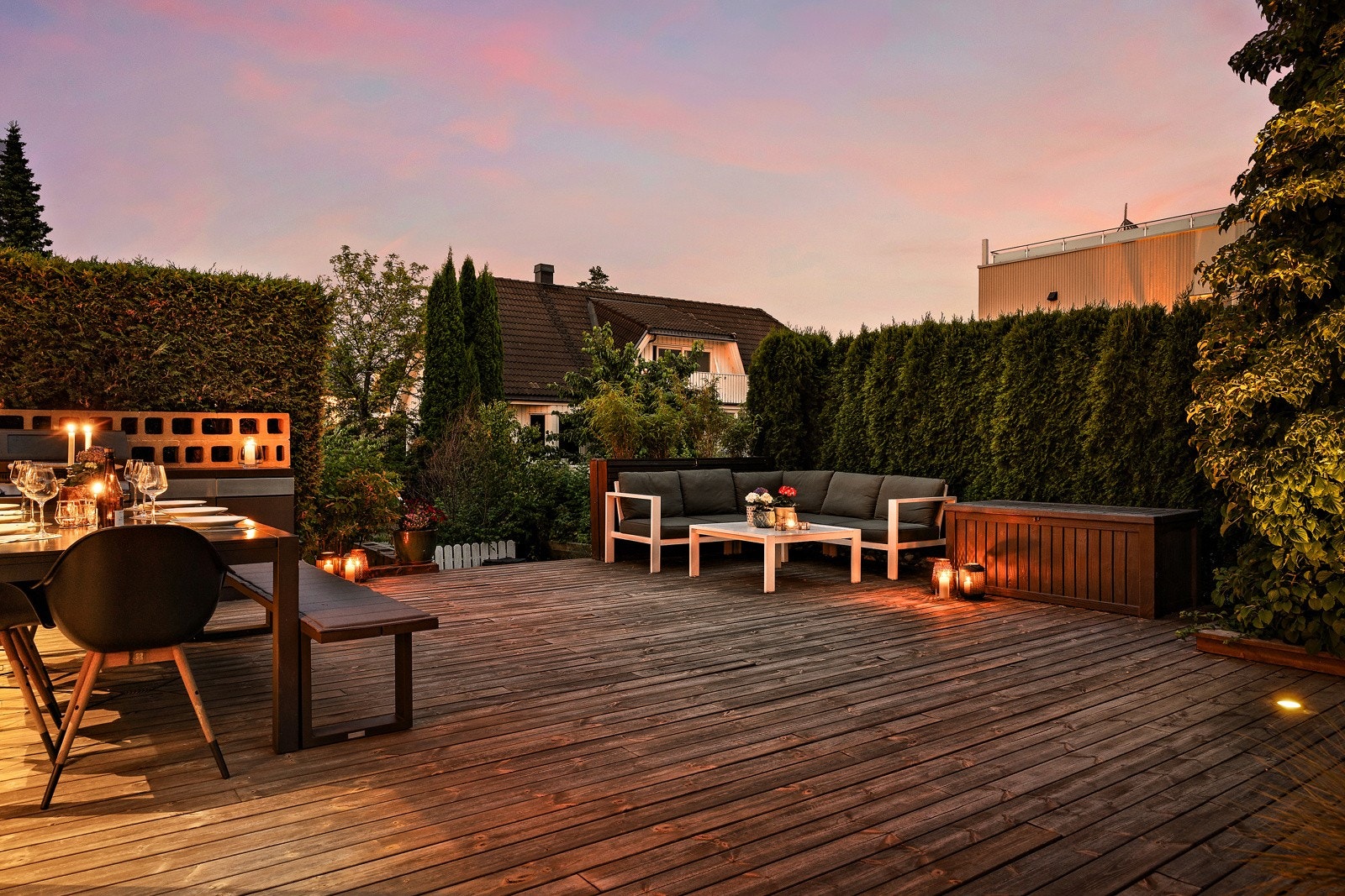 Området er godt skjermet for innsyn og blir en privat oase som kan nytes hele dagen og kvelden. Galleribilde