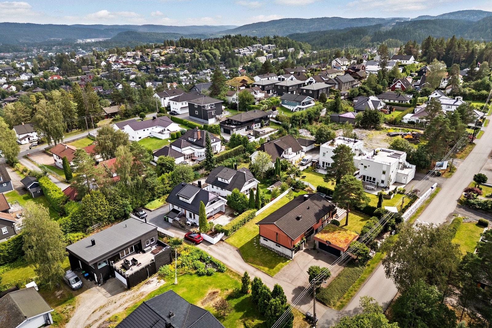 Eiendommen ligger i et attraktivt boligområde på toppen av Røykås, med kort vei til barnehage, skole og servicetilbud. Galleribilde
