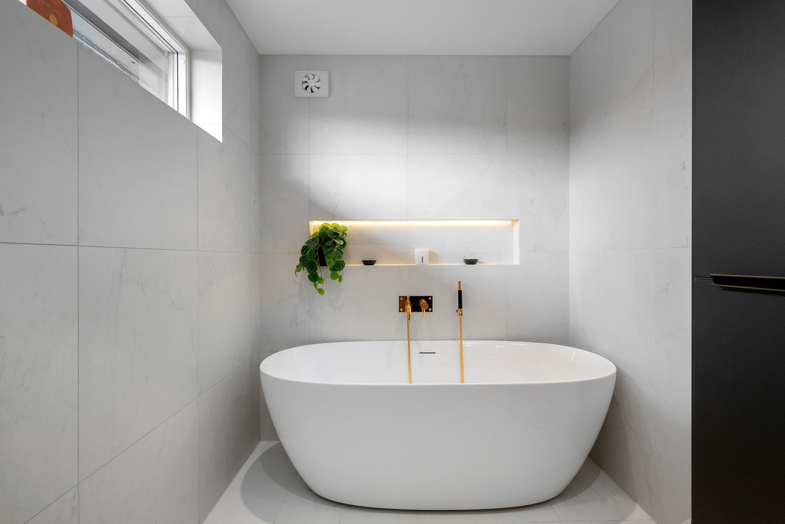 Badet er utstyrt med badekar og dusjnisje. Galleribilde