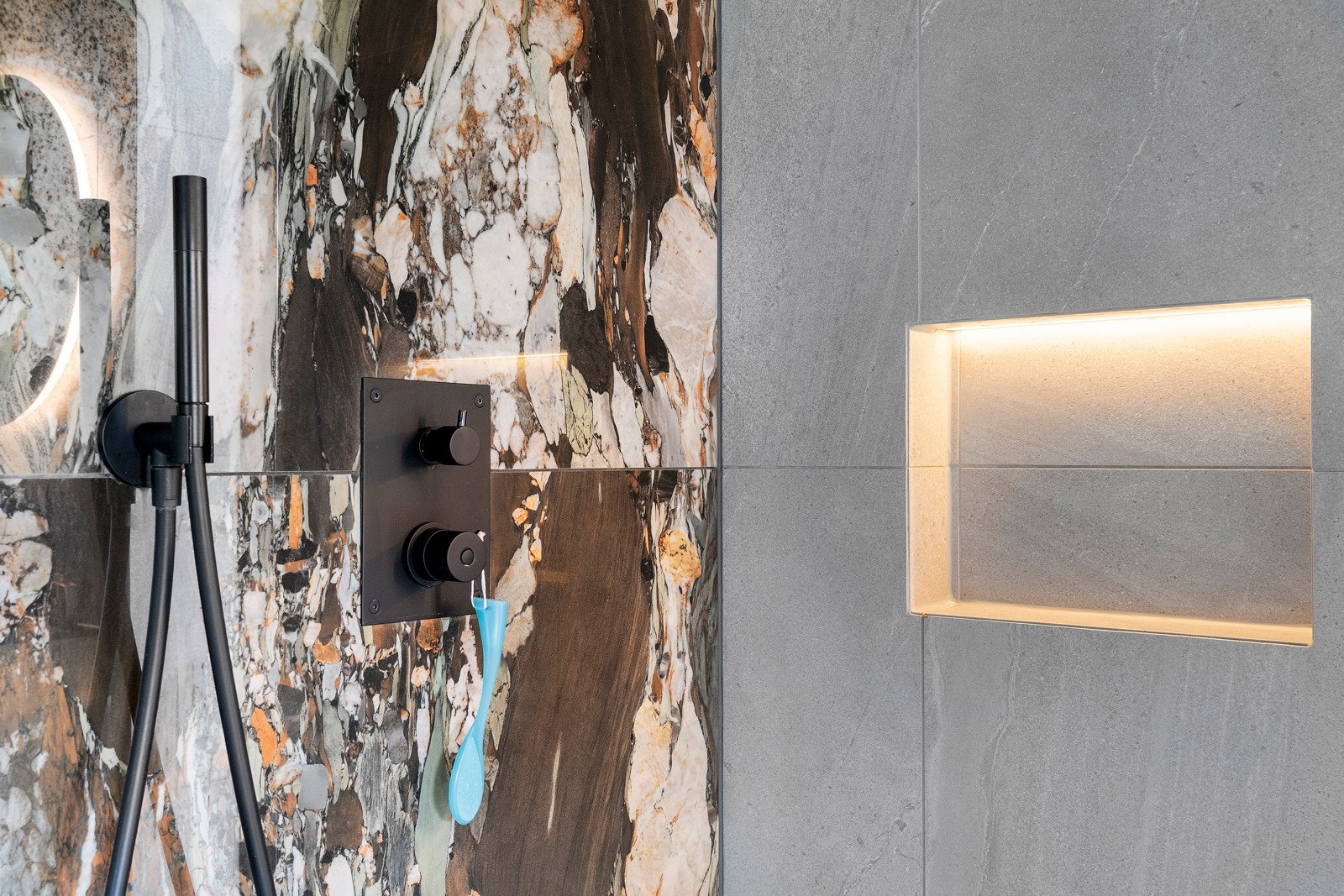 Badet har svært lekre detaljer med bla dekorflis, innmurt hylleløsning med belysning, samt helintegrert dusjløsning. Galleribilde