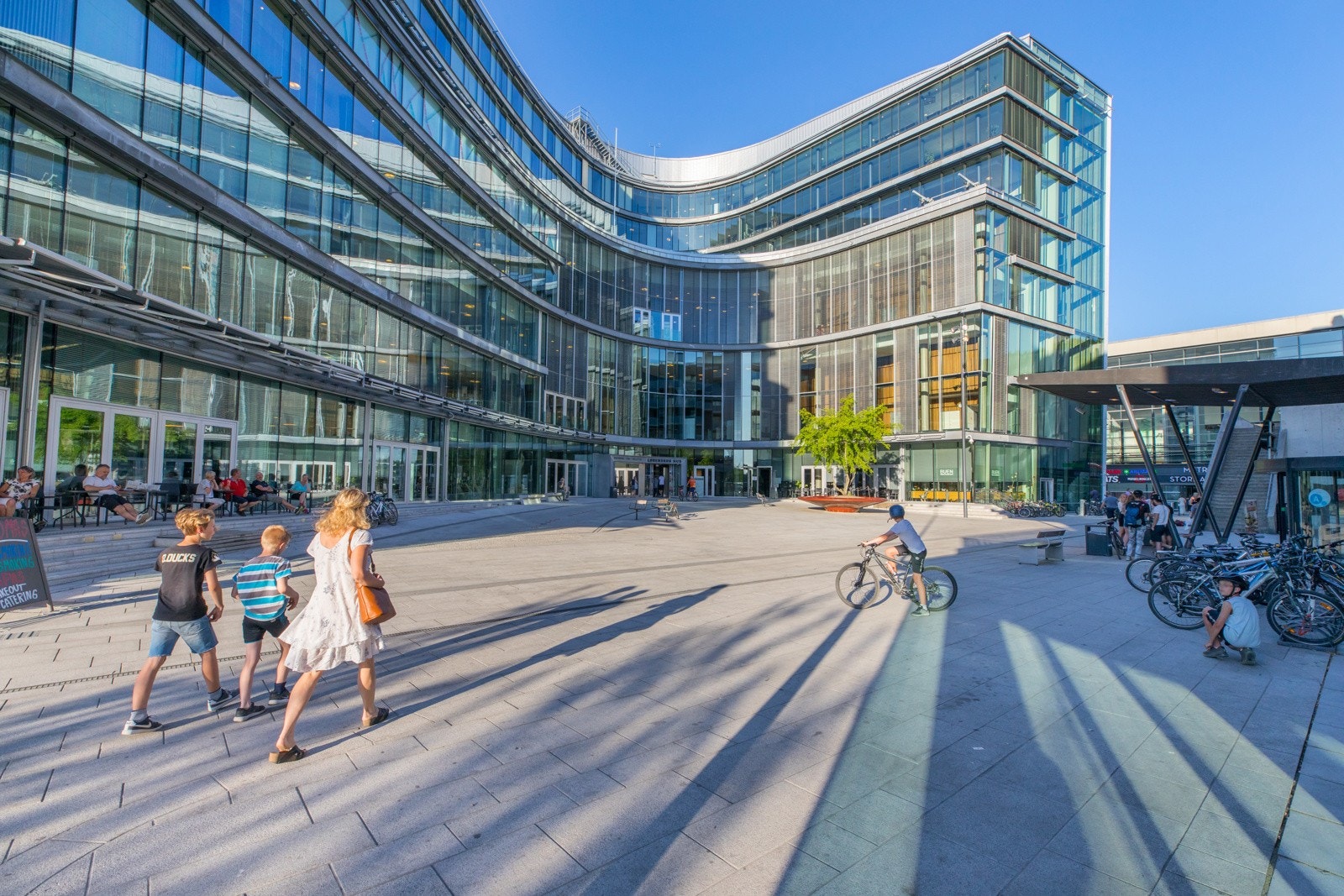 Lørenskog hus er et moderne kulturhus med bl.a. kino, bibliotek samt musikk- og kulturskole. Galleribilde