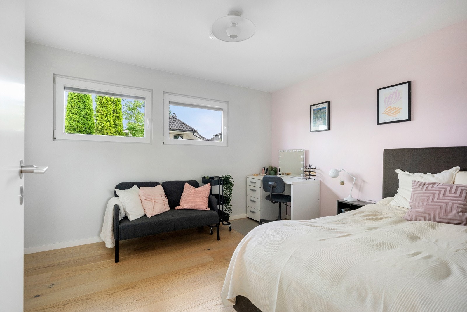 Alle soverommene har plass til seng, nattbord og garderobeløsning. Galleribilde