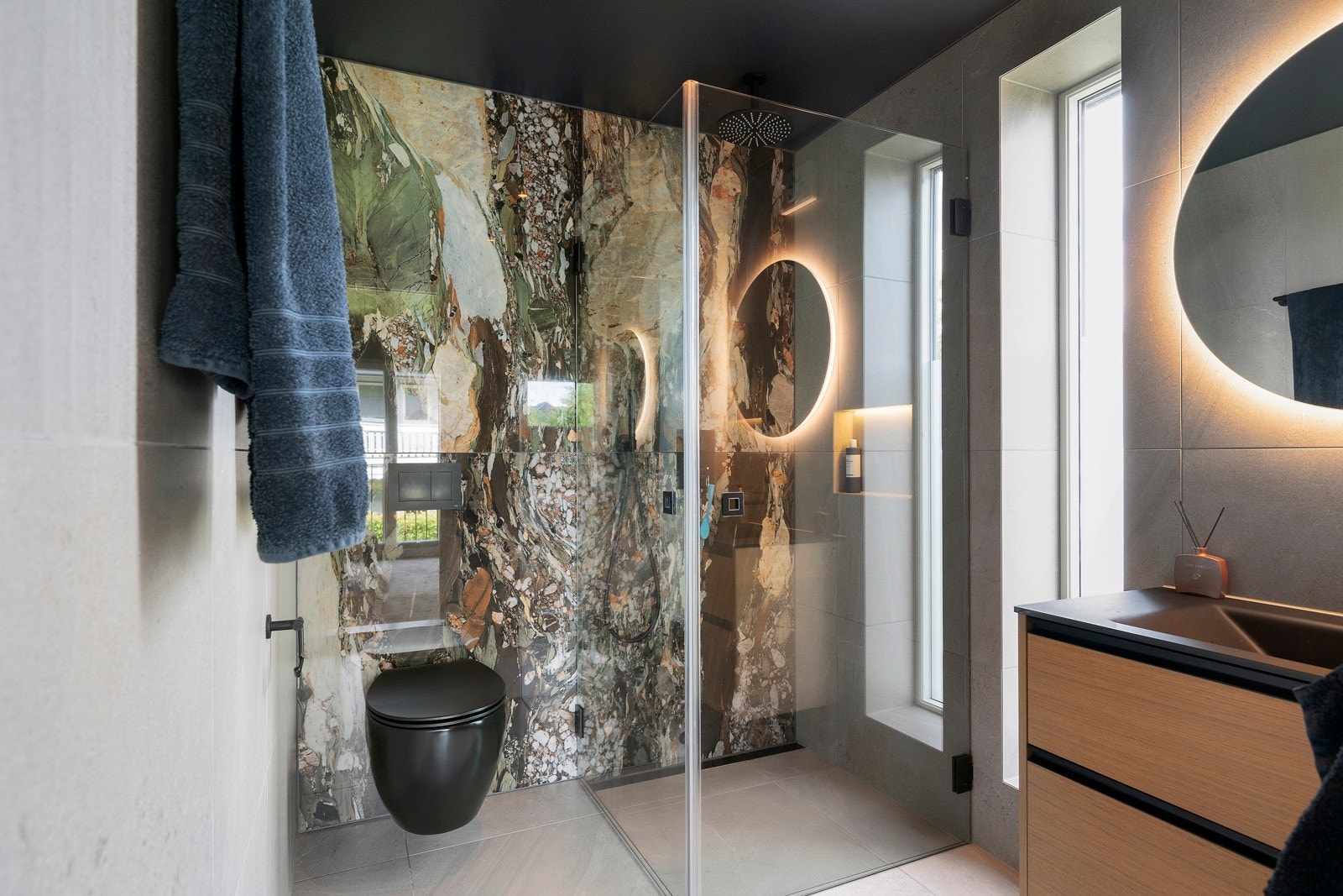 Råstilig bad tilknyttet hovedsoverommet. Galleribilde