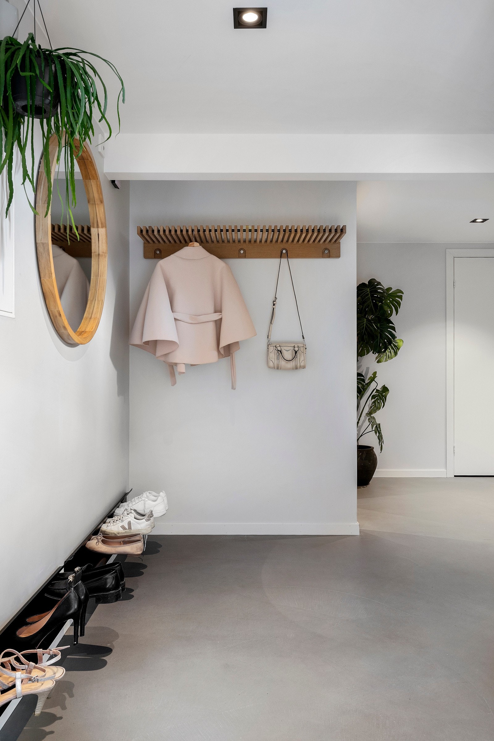 God belysning fra downlights i taket. Galleribilde