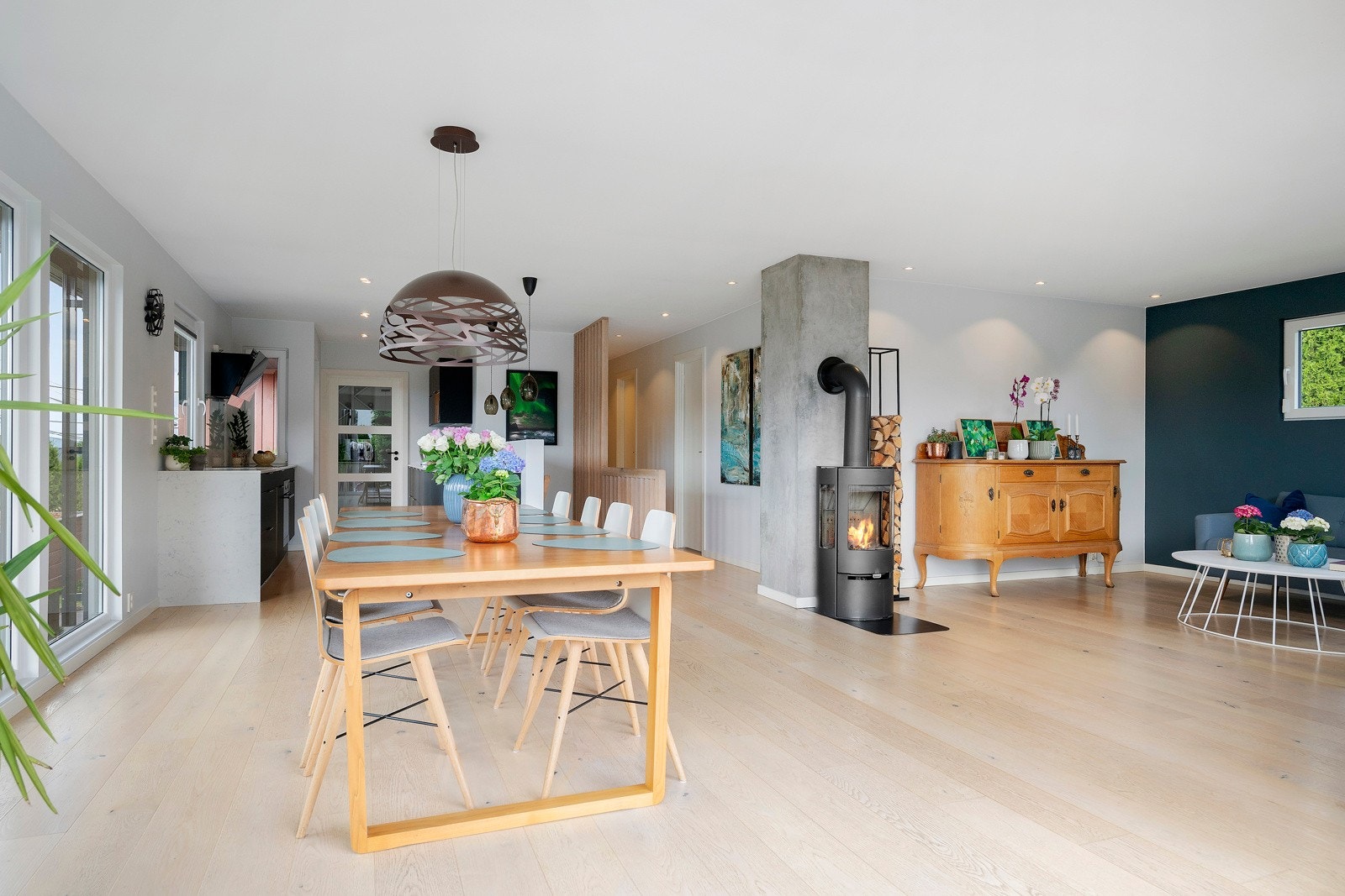 Flott og påkostet enebolig med sosiale rom fordelt på to plan. Galleribilde