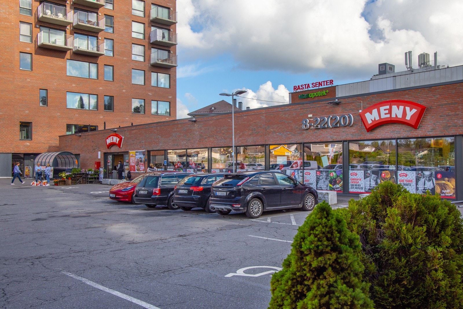 Rasta Senter med Meny butikk og apotek ligger i nærområdet. Galleribilde