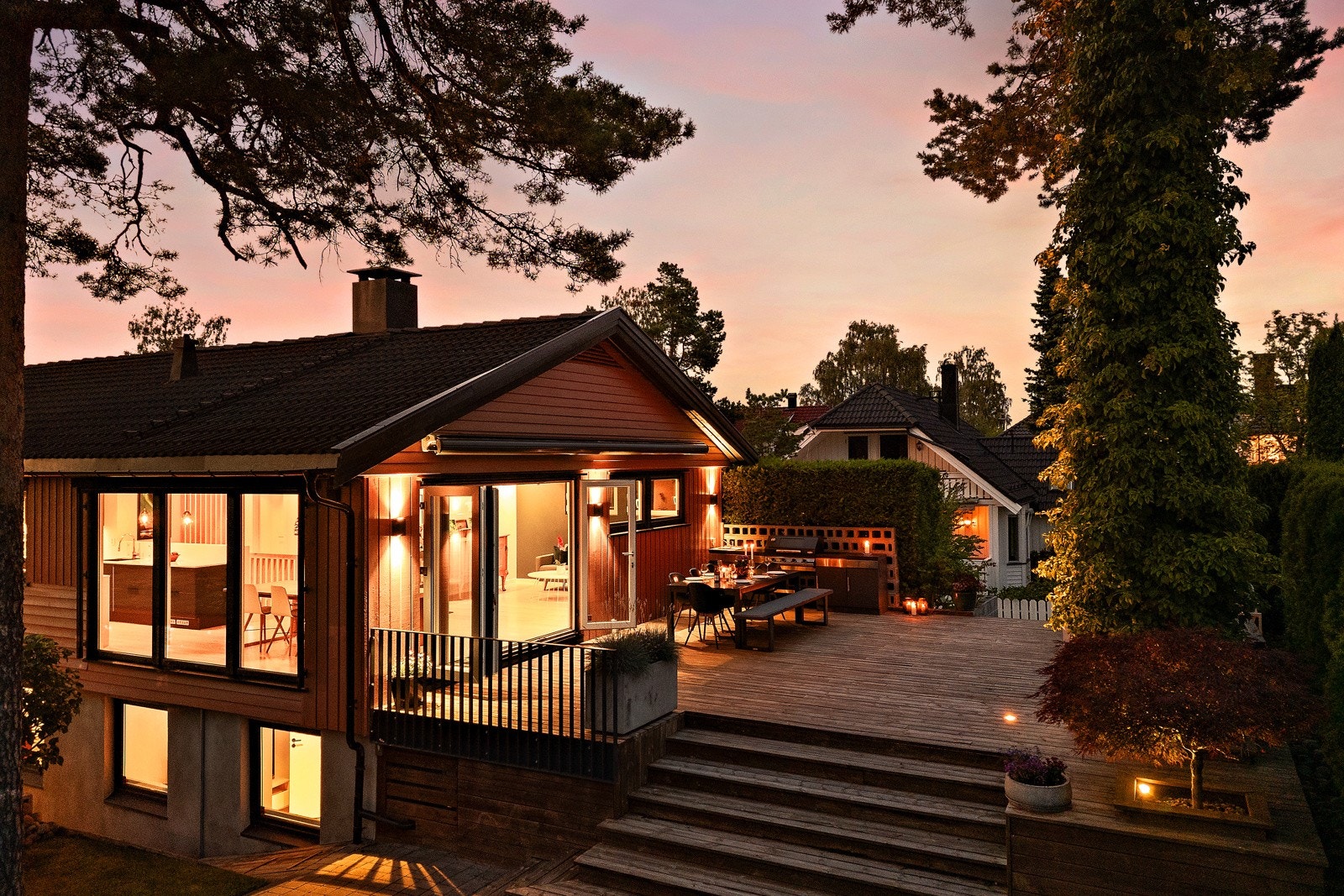 Det er opparbeidet er meget fint uteområde som er verdt en titt. Her er det over 60 kvm terrasse og tilknyttet hage. Galleribilde