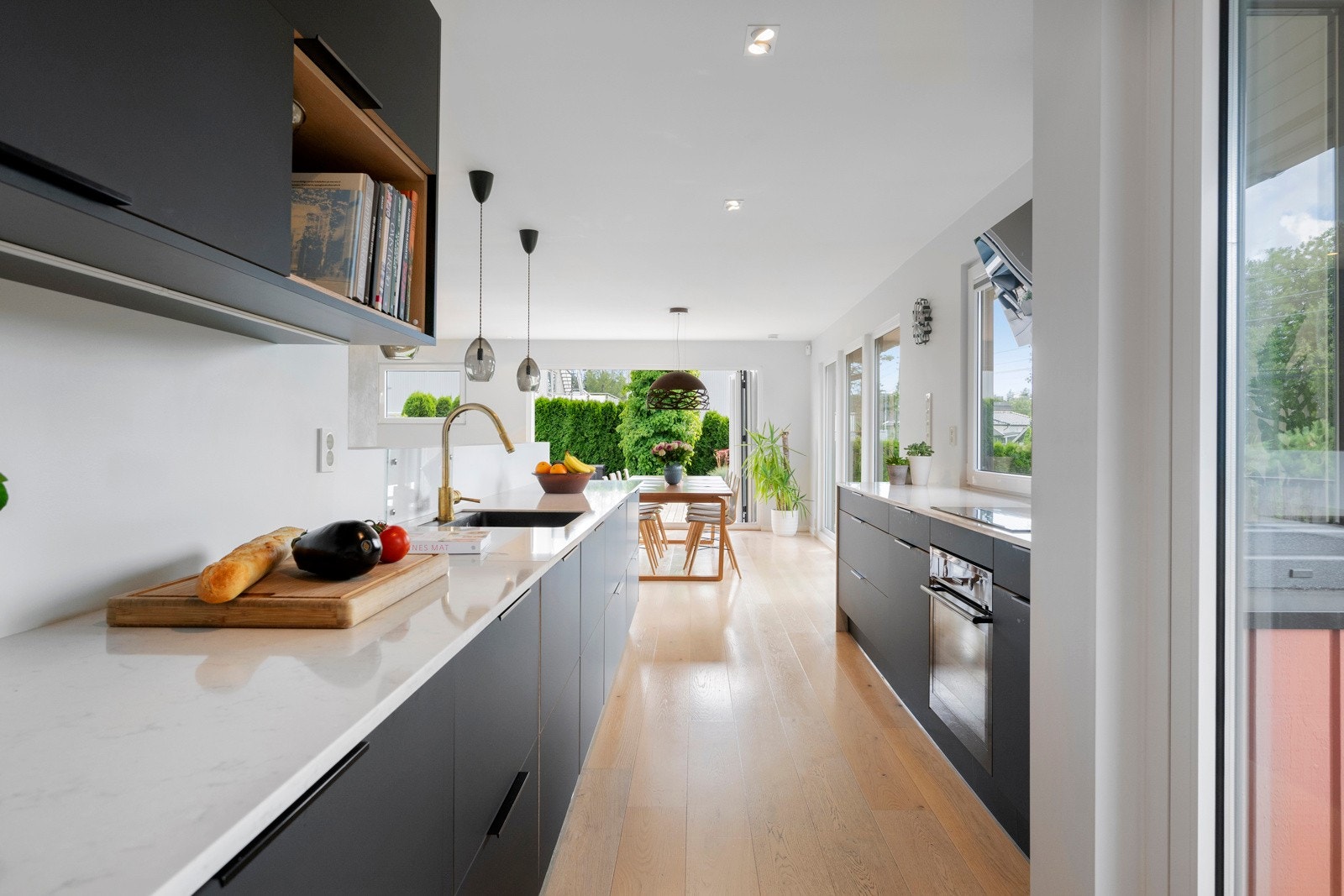 Kjøkkenet har mye benkeplass og skap for oppbevaring. Benkeplaten er i stein. Galleribilde