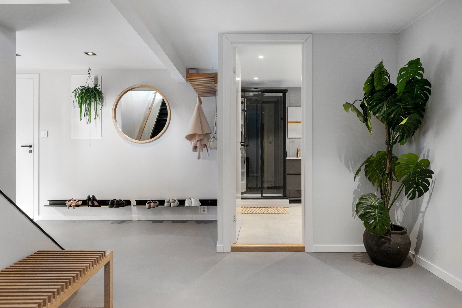 Hallen har mikrosement på gulvet som tåler masse slitasje og trafikk. Det er varme i gulvet. Galleribilde