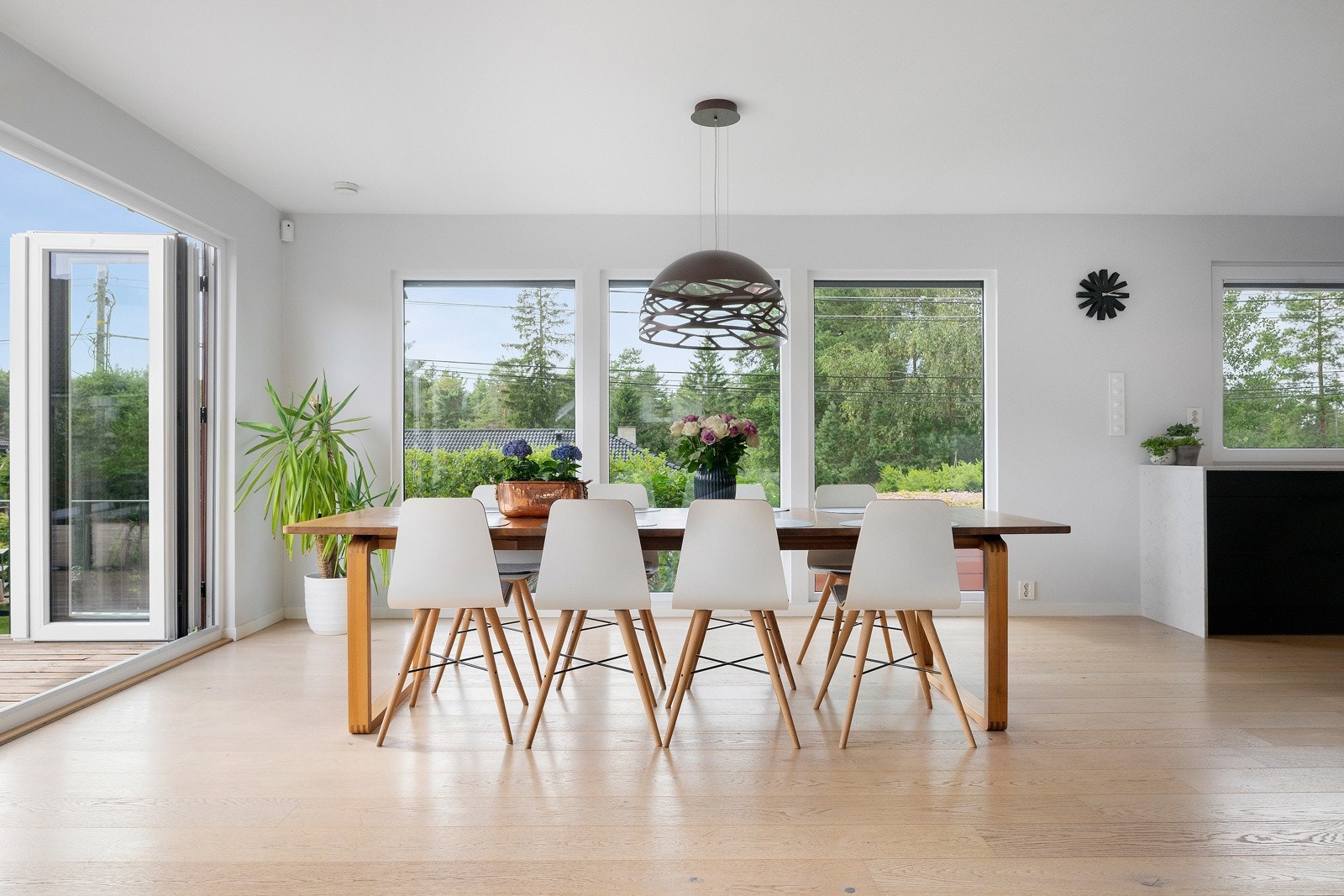 Boligen har store vinduer som gir masse lysinnslipp og stor foldedør som fører deg ut til en usjenert uteområde. Galleribilde