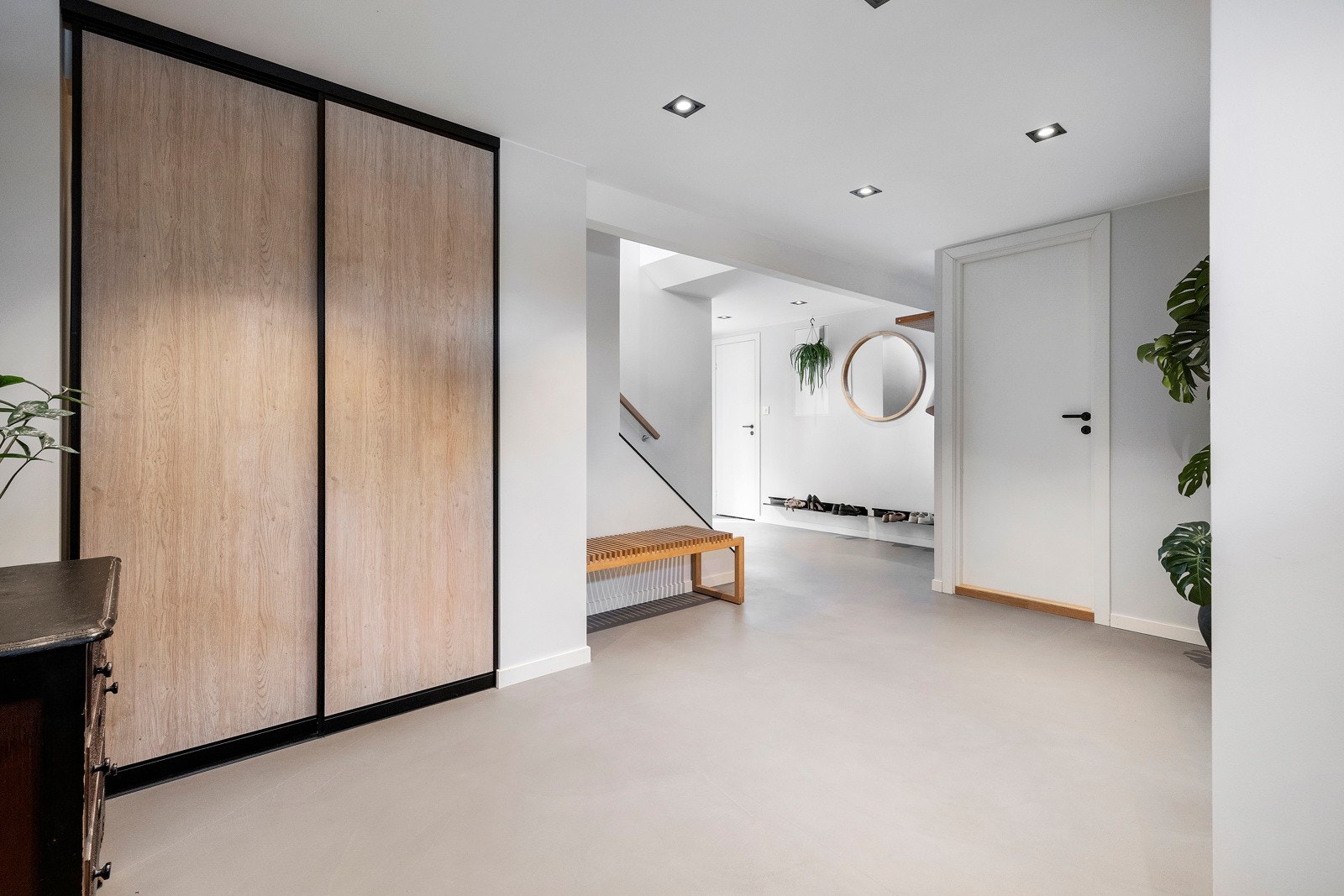 Her er det meget god plass til lagring med skyvedørsgarderobe, skohyller, og 2 tilliggende boder. Galleribilde