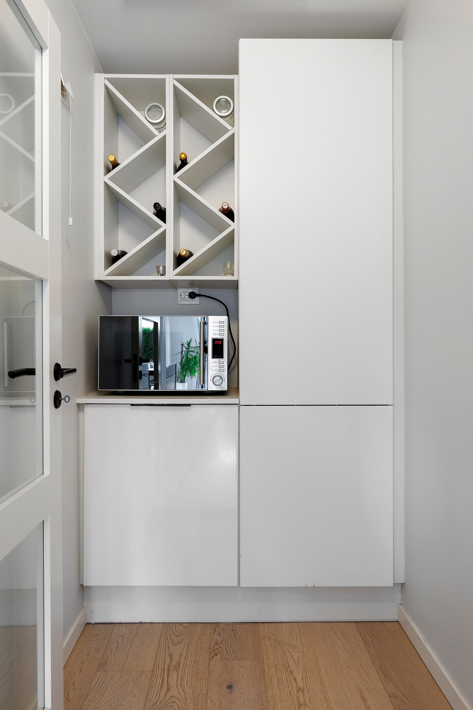 Innenfor kjøkkenet er det matbod med kjøleskap, vinlagring og plass til mikro. Galleribilde