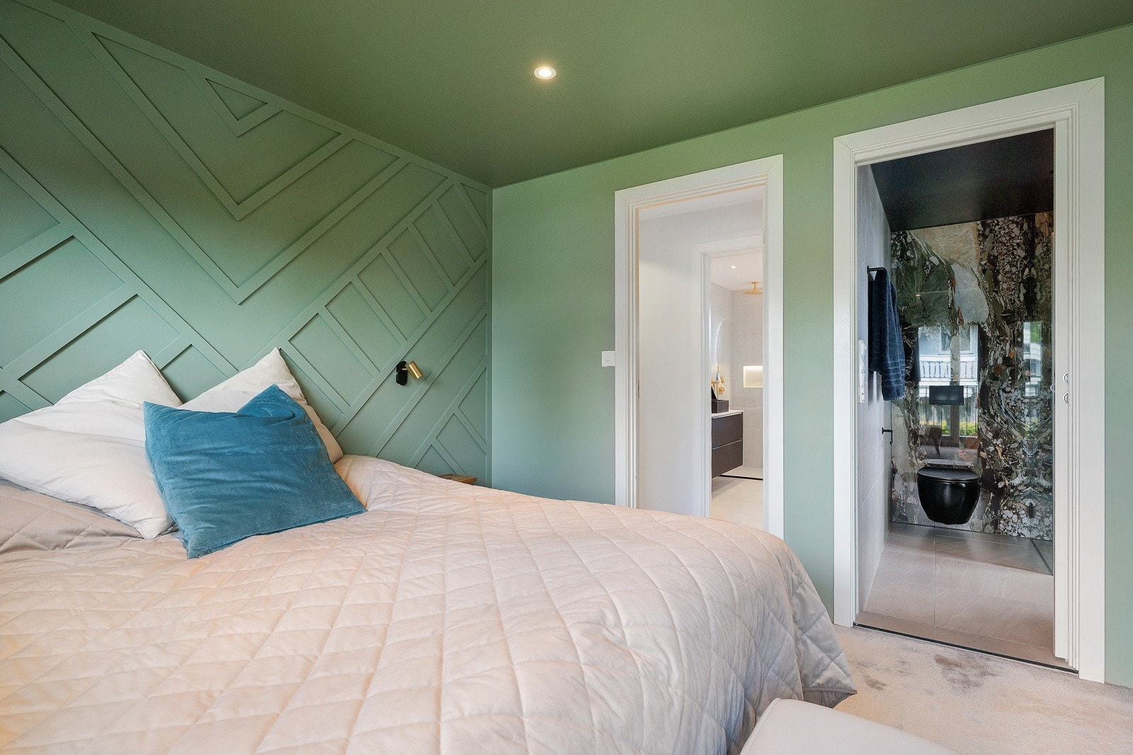 Teppe på gulvet og stor skyvedørsgarderobe Galleribilde