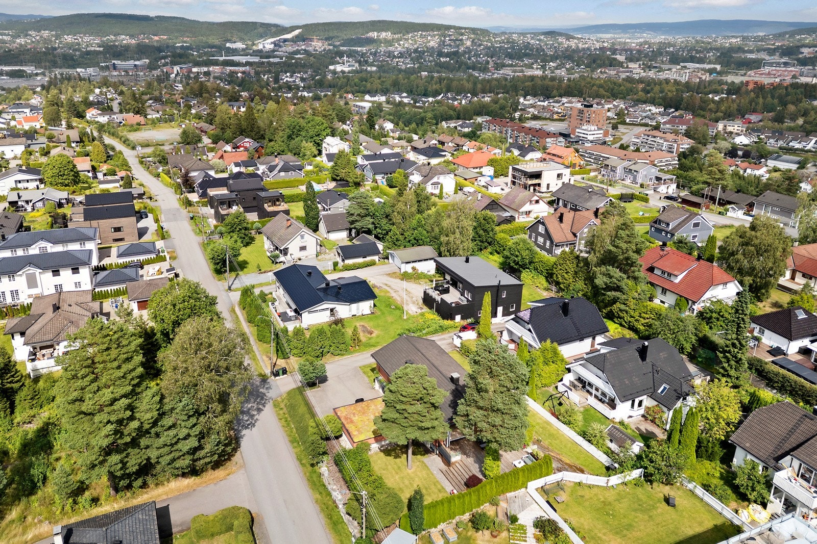 Velrennomerte Rasta barneskole ligger en kort sykkeltur unna. Videre er det nærhet til Kjenn ungdomsskole, Steinerskolen, Lørenskog videregående skole og Mailand videregående skole. Galleribilde