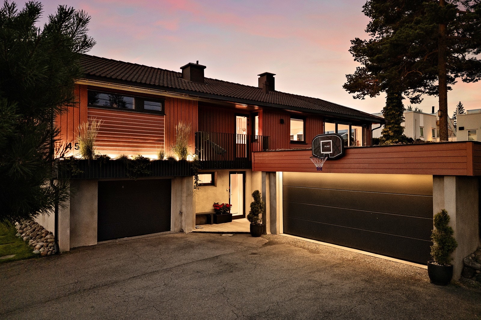 Velkommen til en lekker familiebolig i Vestaveien 45 på toppen av Røykås. Galleribilde