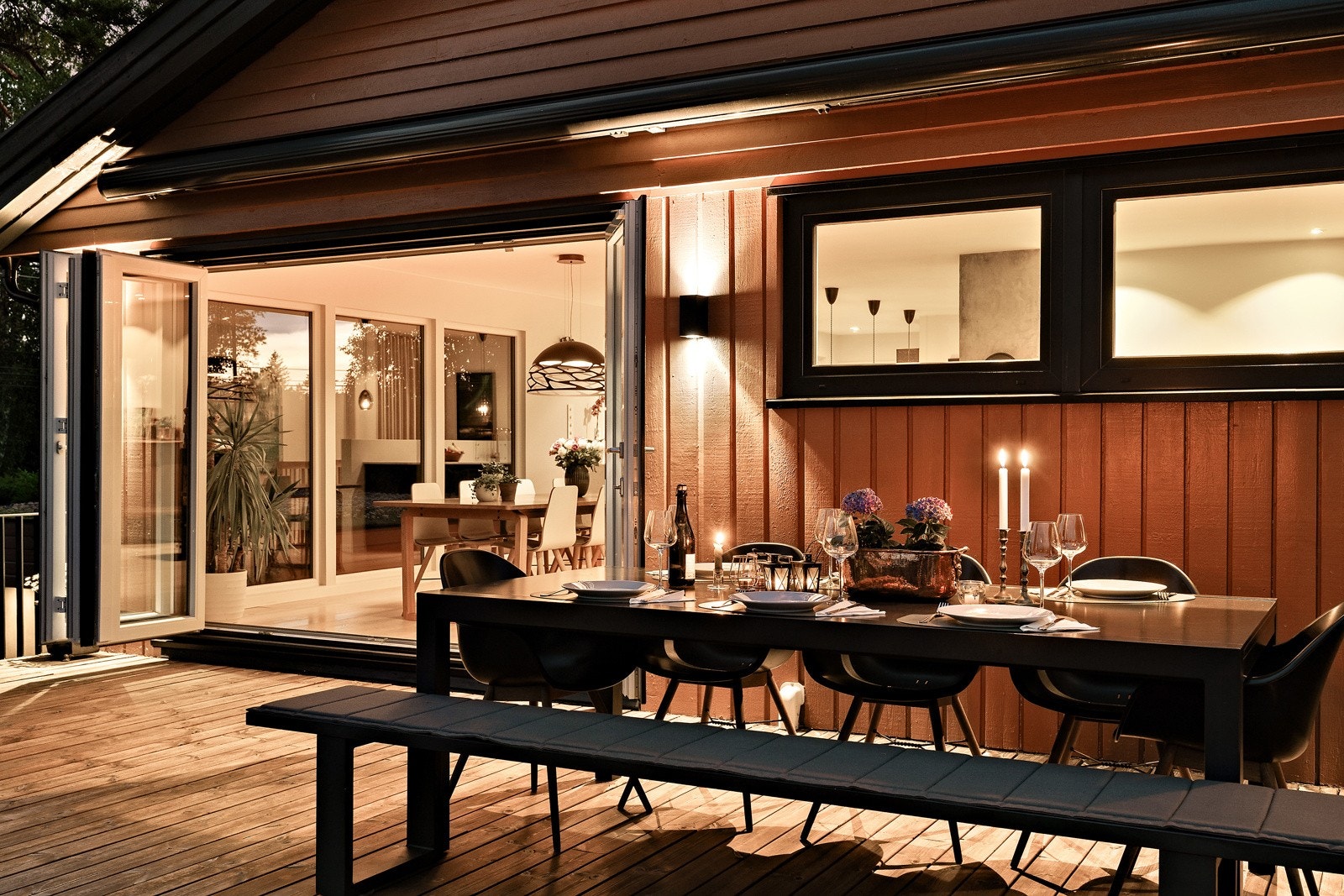 Terrassen har god plass til flere soner med spisebord og lounge. Utekjøkken medfølger. Galleribilde