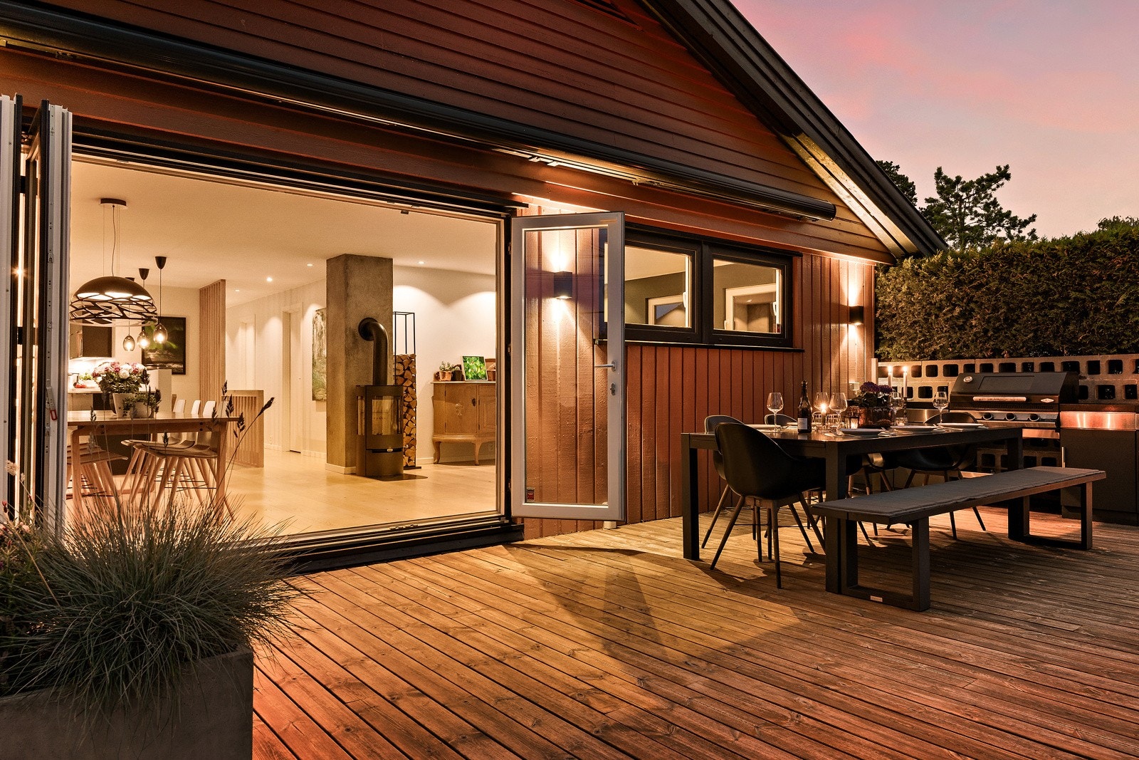 En meget fin eiendom med solrikt og skjermet uteområde, tre garasjer og stor enebolig med plass til hele familien. Galleribilde