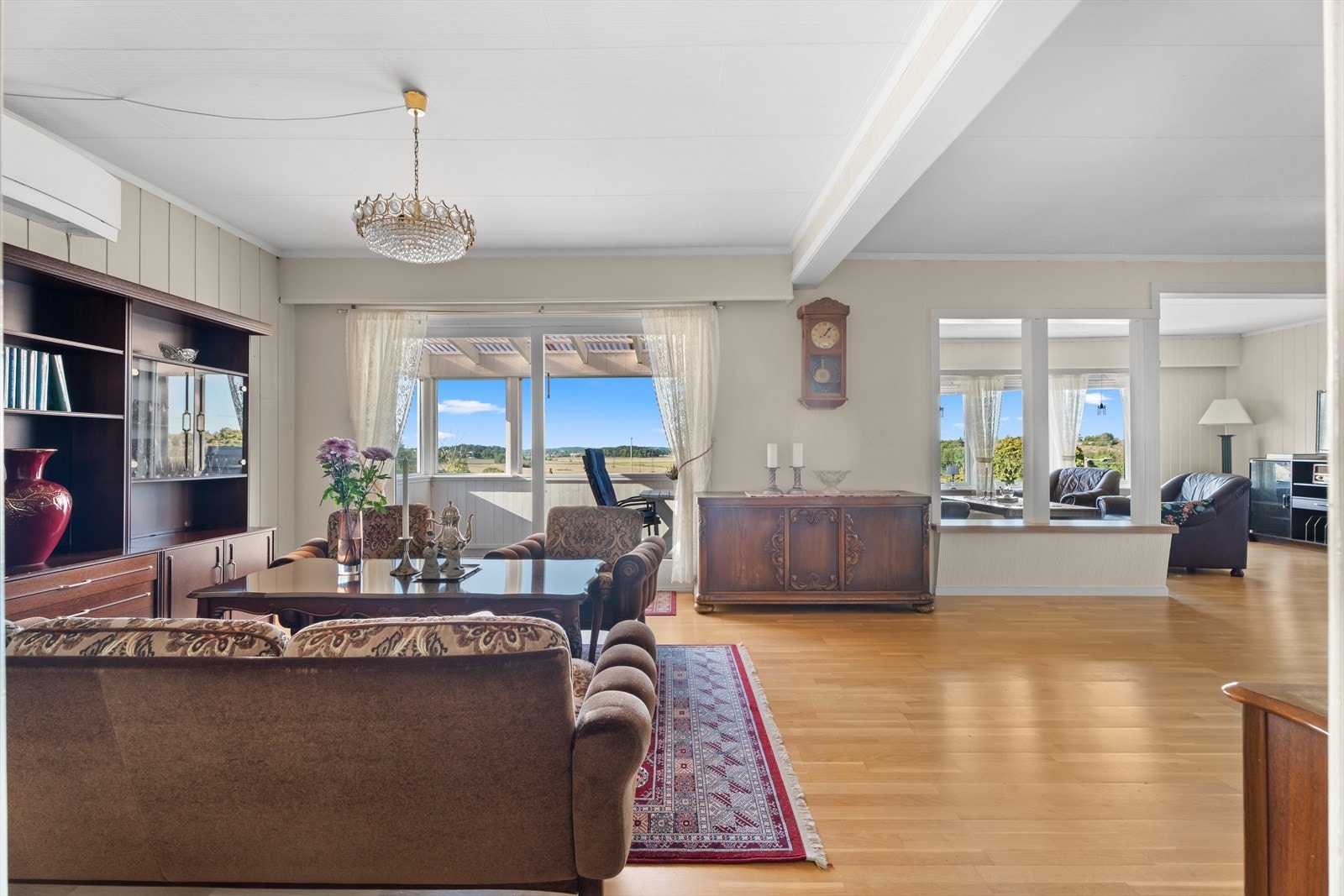 Lys og luftig stue med vedovn og luft-til-luft varmepumpe (2022) for oppvarming. Galleribilde