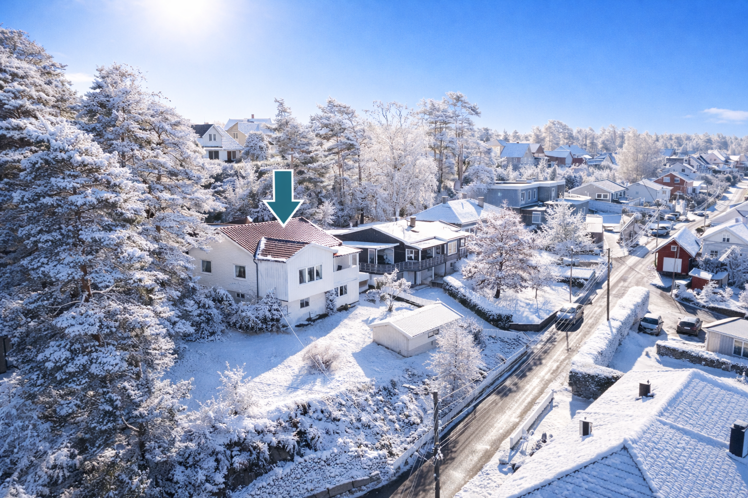 Velkommen til en flott enebolig med høy og fri beliggenhet i Pans vei 17, presentert av Nvar G. Helan v/DNB Eiendom Fredrikstad. (Bildet er redigert for å fremstå sesongriktig. Avvik kan forekomme). Galleribilde