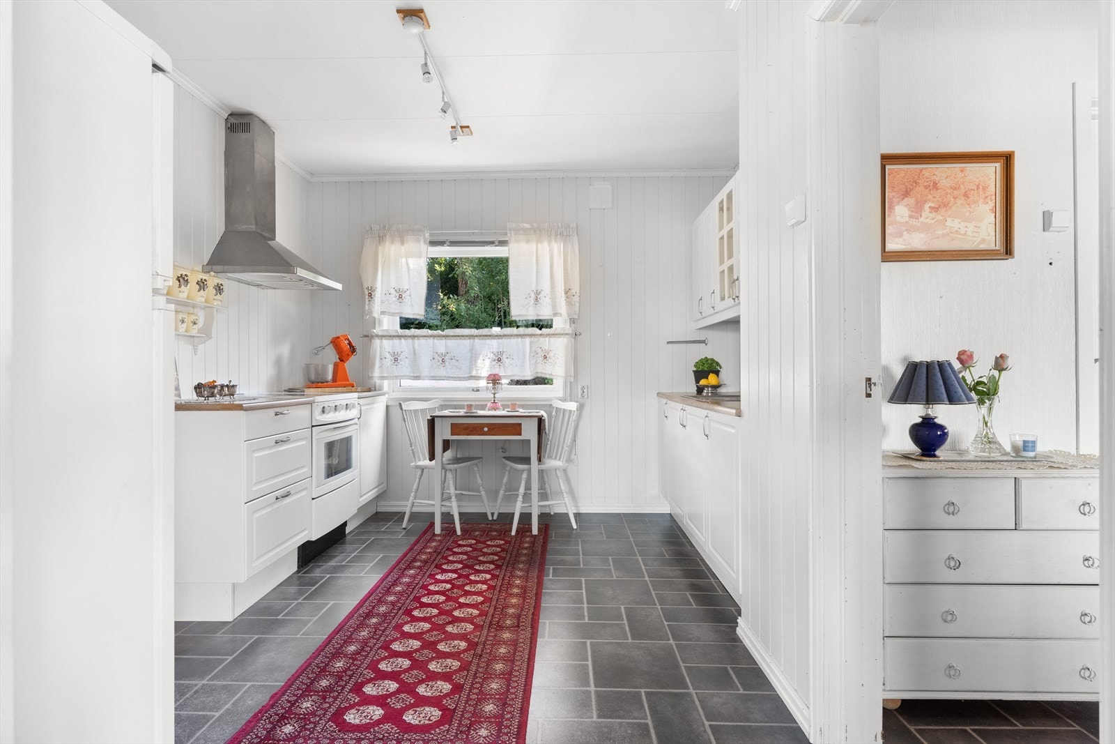 Praktisk kjøkken med lyse profilerte fronter og laminert benkeplate. Galleribilde