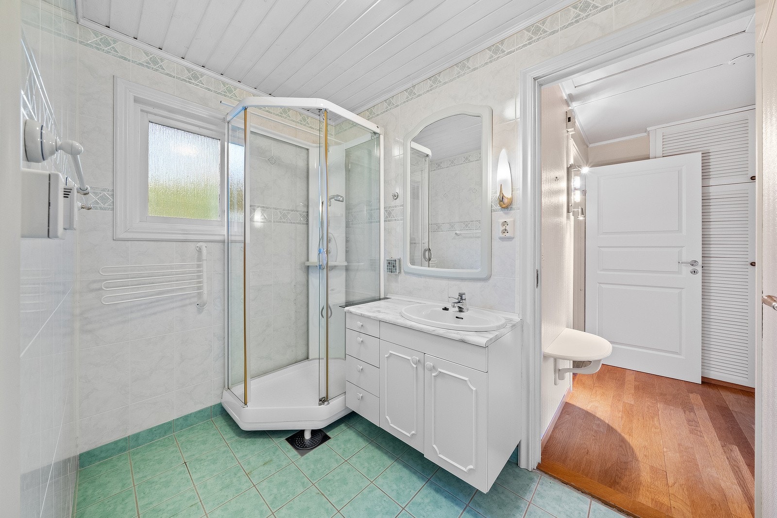 Boligen har et svært romslig bad med adkomst fra både èntre og hovedsoverom. Galleribilde