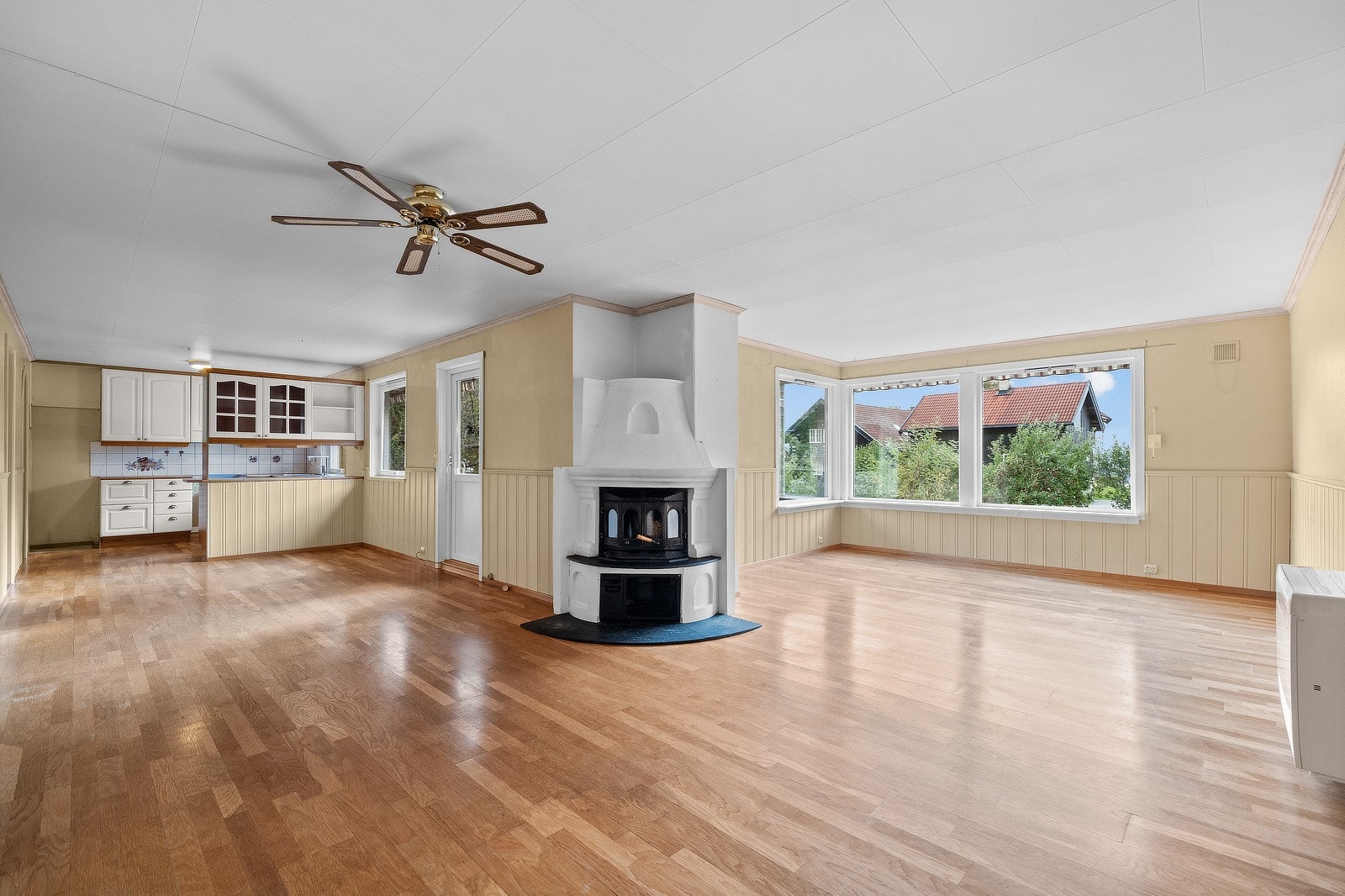 Boligen byr på store vindusflater og luftige rom, med det meste av dagens boareal på én flate. Galleribilde