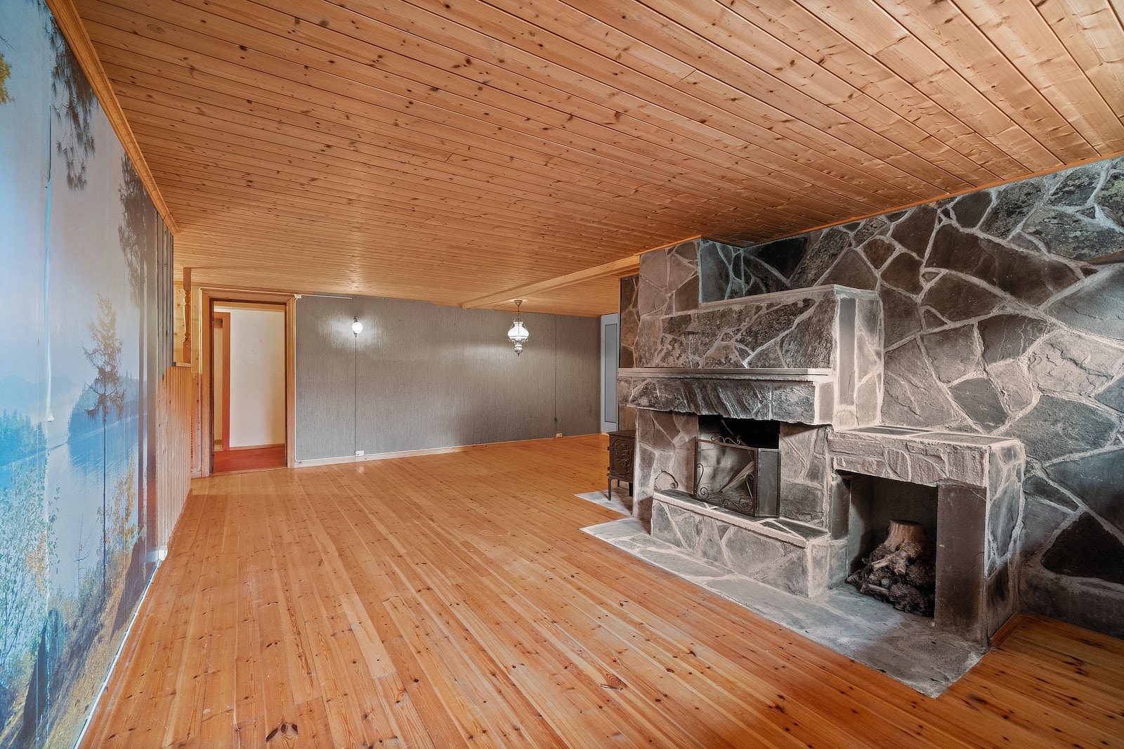 Rommet er romslig og har i en rekke år vært innredet som et ytterligere oppholdsrom. Det er god plass til å innrede etter eget ønske, og rommet har i tillegg barløsning. Galleribilde