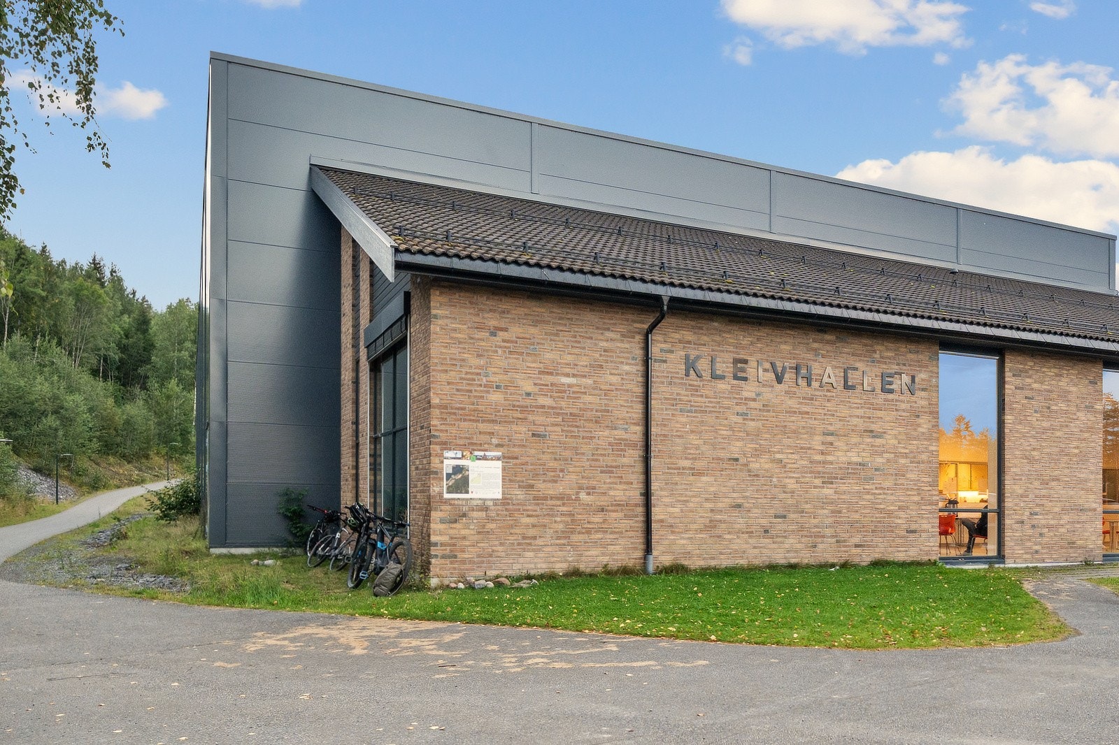 Kleivhallen er en del av oppvekstsenteret og ligger i naturskjønne omgivelser i Krokkleiva med trygge uteområder. Galleribilde