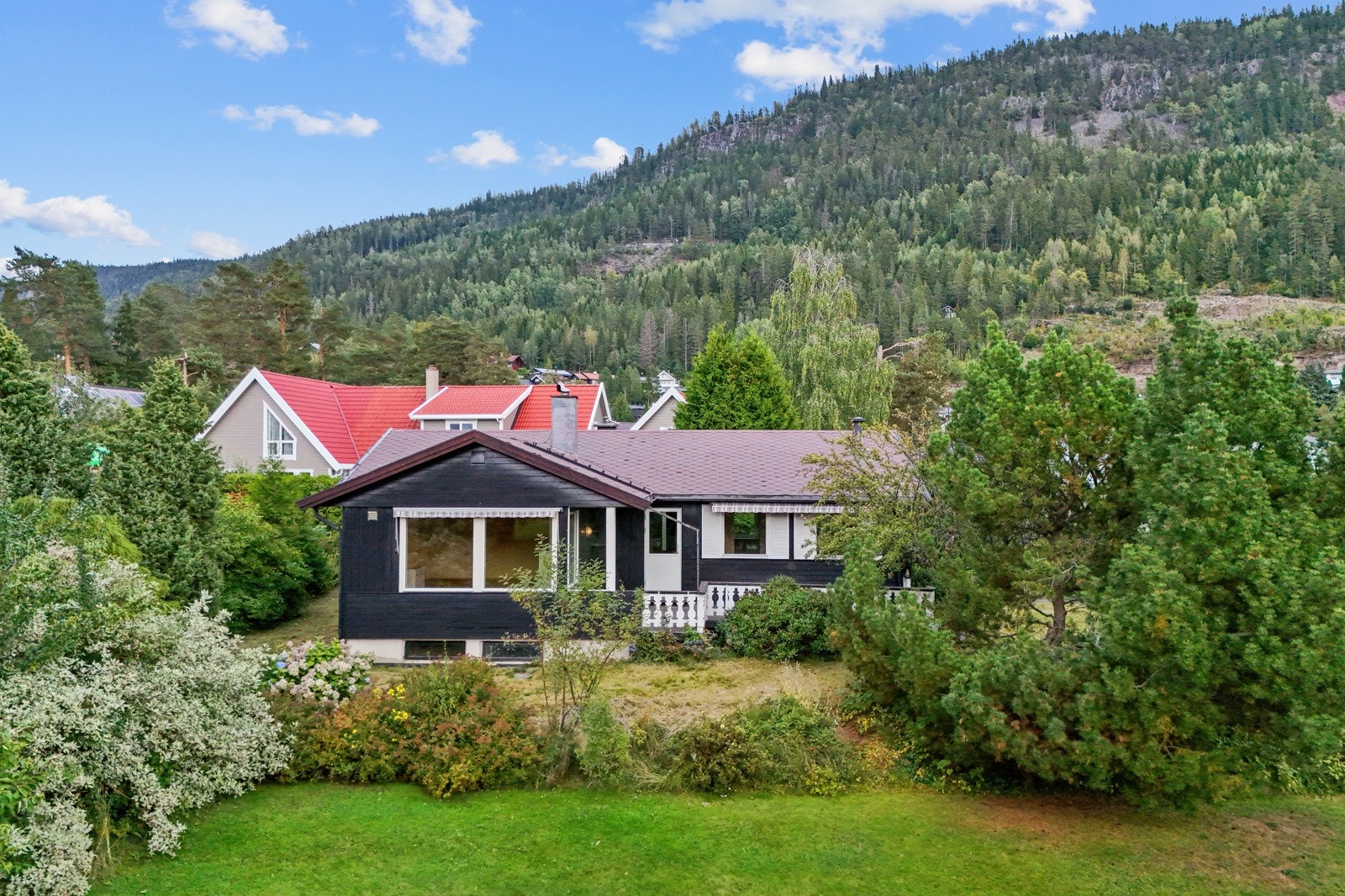 En innholdsrik enebolig med stor, solrik hage, enkelgarasje og landlig beliggenhet Galleribilde