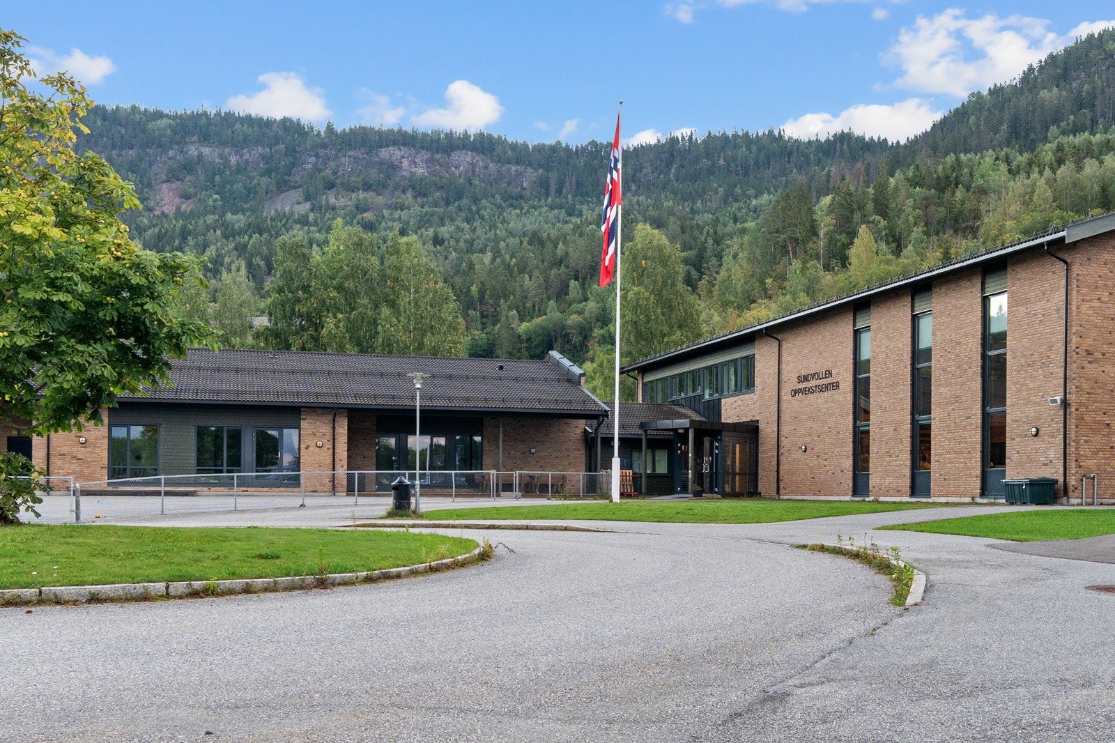 For familier med barn er det flere skoler i nærheten. Sundvollen oppvekstsenter, som tilbyr undervisning fra 1. til 7. klasse, ligger bare 9 minutters gange unna. Hole ungdomsskole er 10 minutter unna med bil. Galleribilde