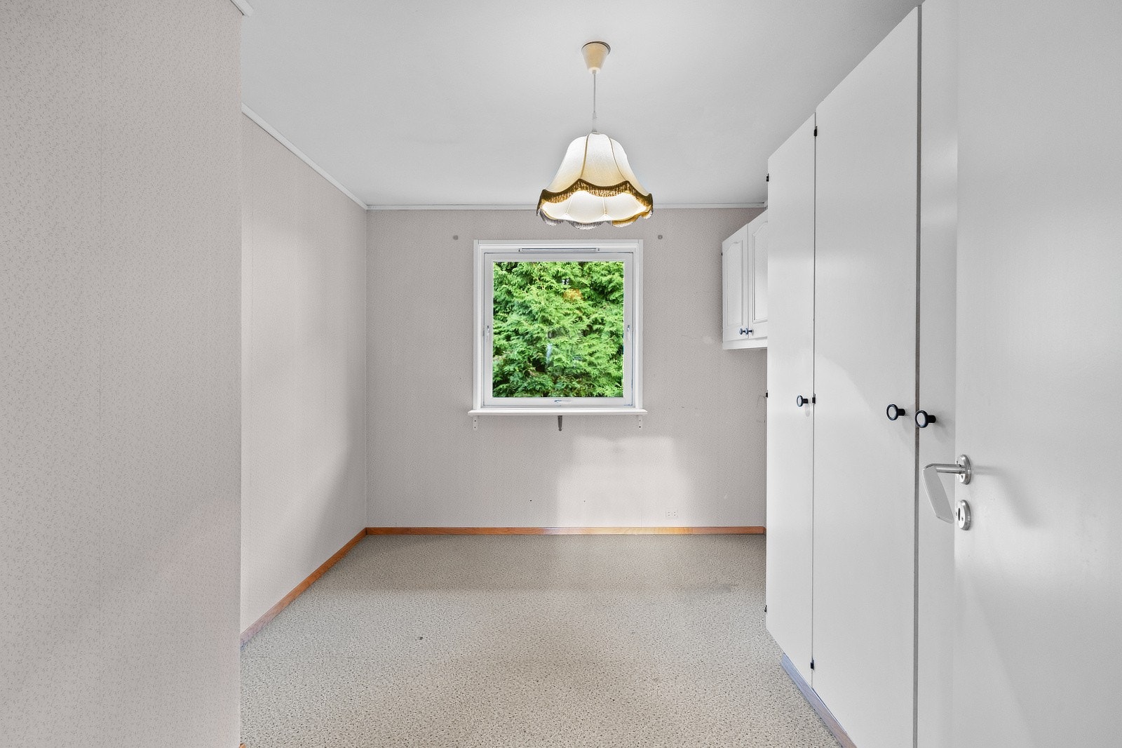 Boligens andre soverom er også av god størrelse og har plass til å innrede med seng med tilhørende nattbord, kommode og annet ønsket møblement. Galleribilde