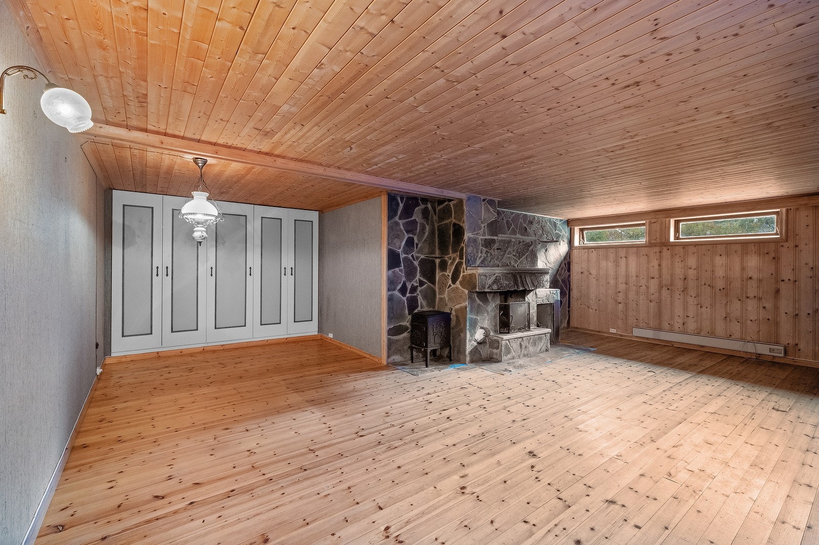 Det bemerkes at peisestue i kjeller ikke er godkjent til varig opphold. Galleribilde