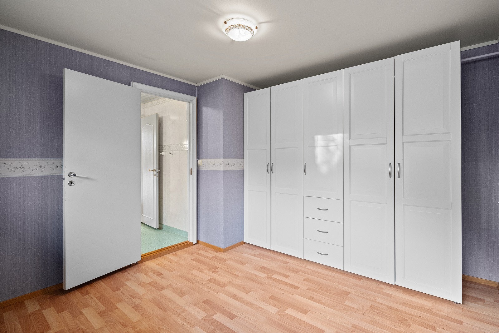 Praktisk garderobeskap medfølger. Galleribilde