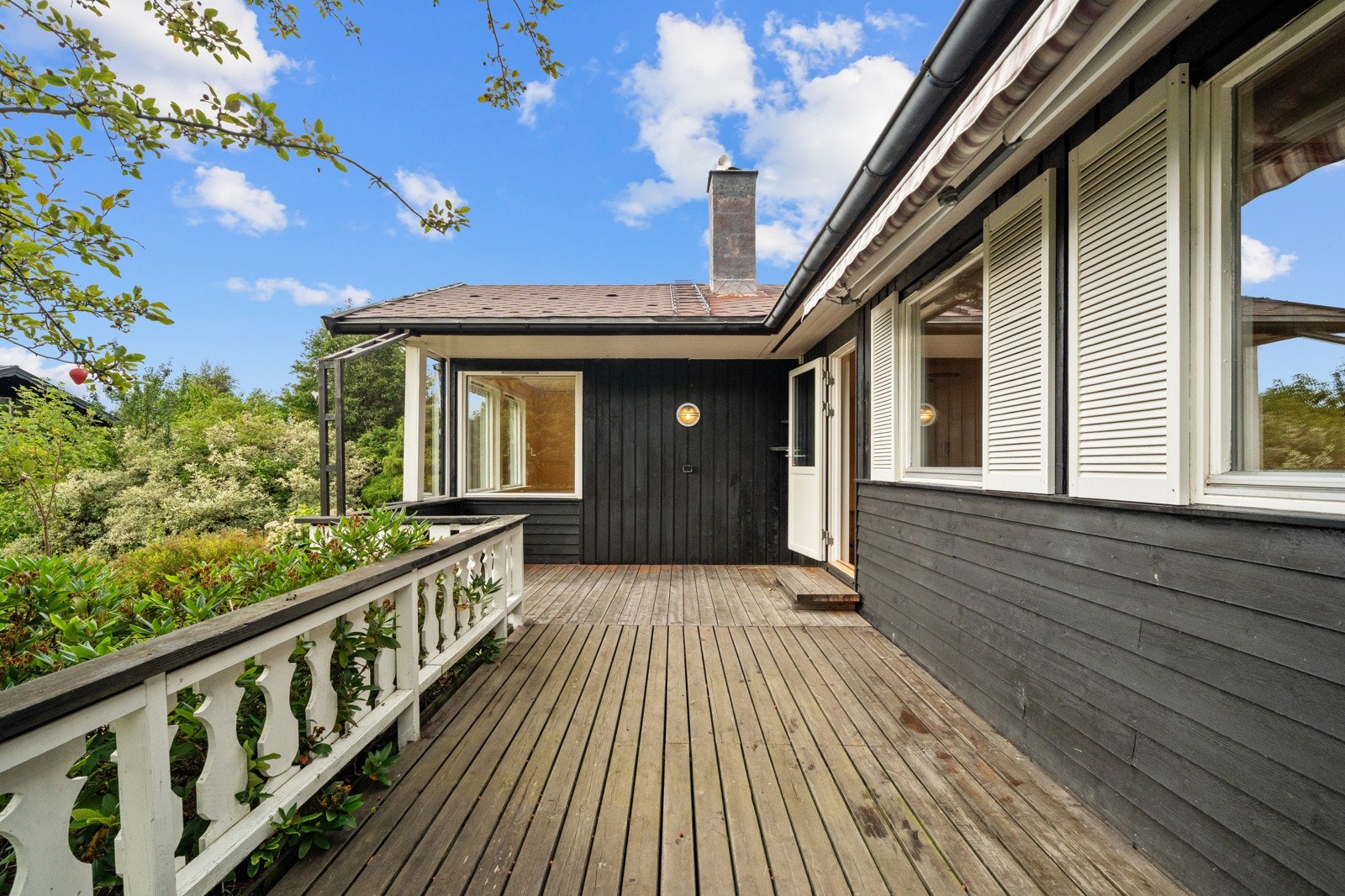 Boligen har en herlig, vestvendt terrasse på ca. 22 m² - her kan du nyte solen store deler av dagen! Galleribilde