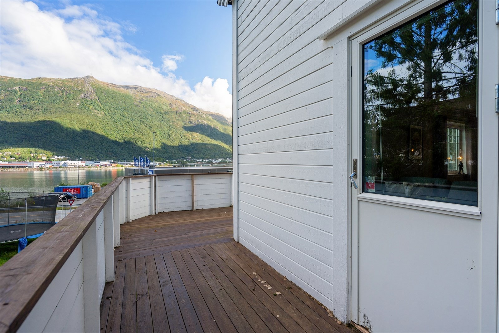 Terrasse med direkte adkomst fra stuen - strekker seg fra siden av huset og videre på fremsiden Galleribilde