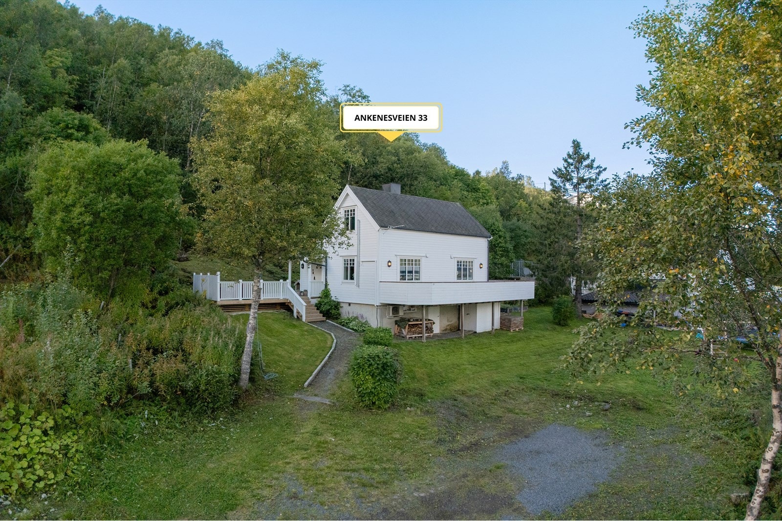Eiendommen ligger på Ankenes med kort avstand til dagligvarebutikker, turområder, skole, barnehage og en ca. 10 minutters kjøretur fra Narvik sentrum Galleribilde