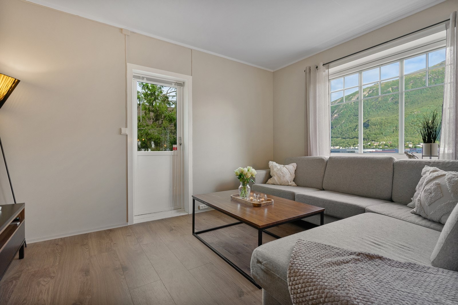 Stuen har store vindusflater som slipper inn godt med lys og gir flott utsikt mot Fagernesfjellet - fra stuen er det direkte utgang til terrassen Galleribilde