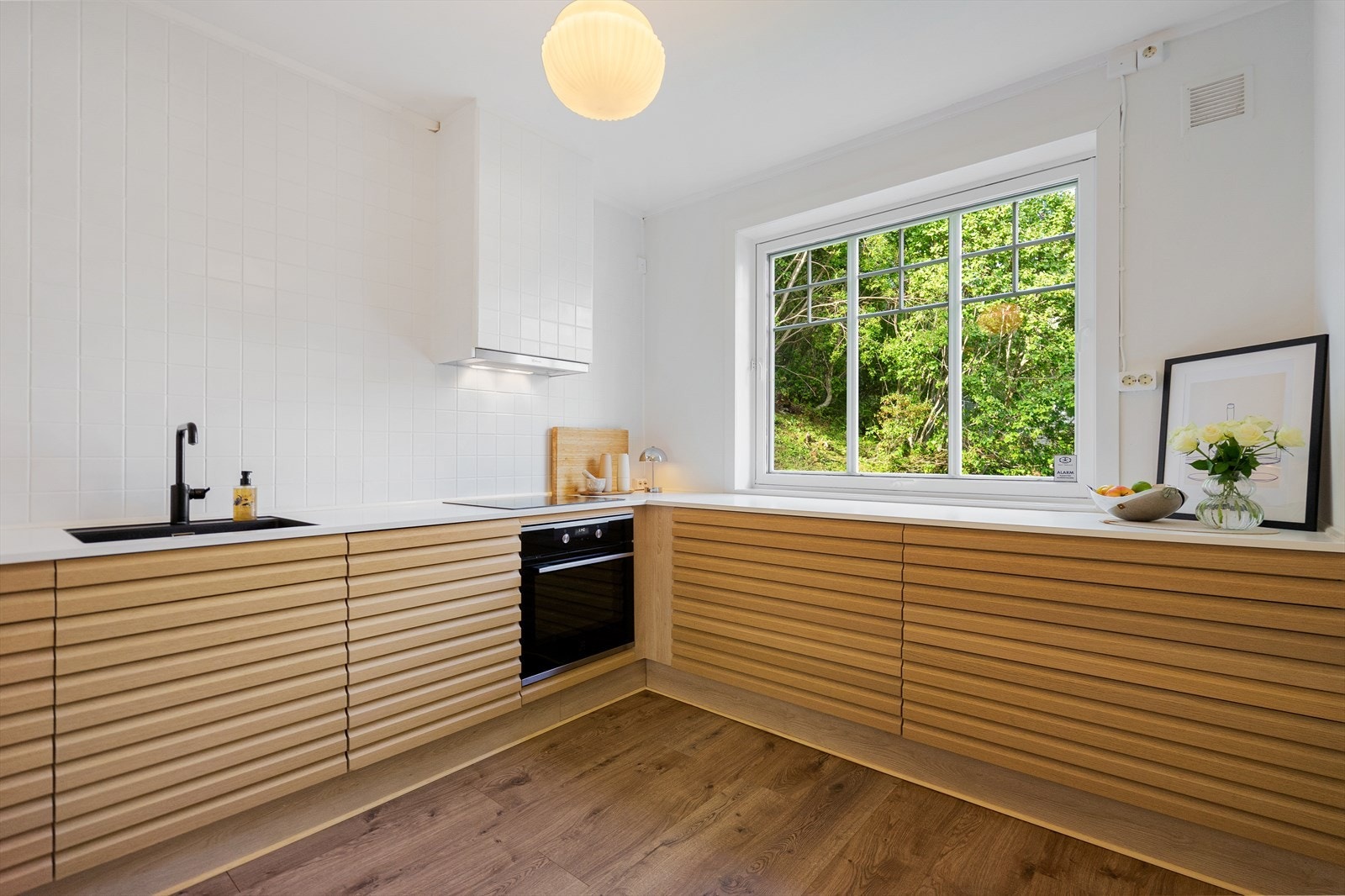 Kjøkkenet har gode arbeidsflater og masse oppbevaringsplass i store skuffer Galleribilde