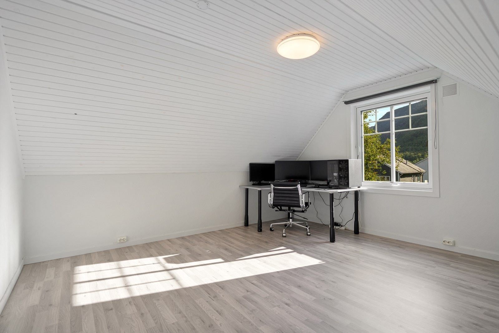 Soverom 2 - lyse farger og gode møbleringsmuligheter Galleribilde