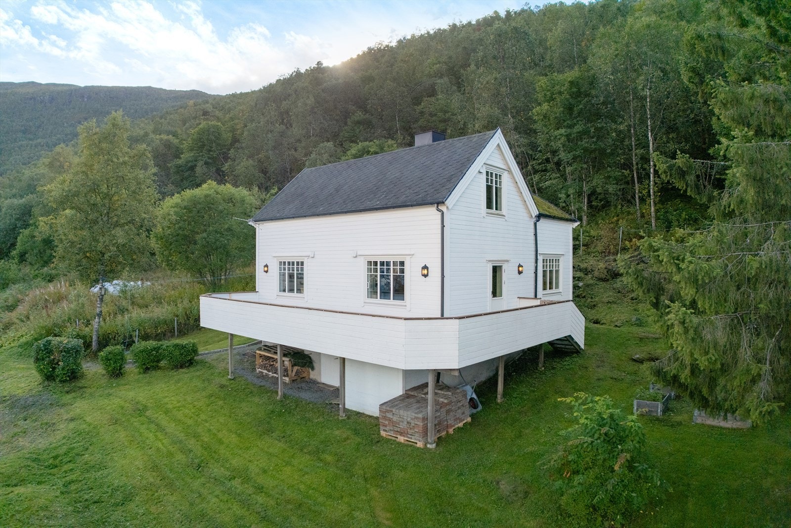 Hyggelig enebolig på Ankenes - her får du mye tomt og terrasse som strekker seg fra fremside av huset og bakover Galleribilde