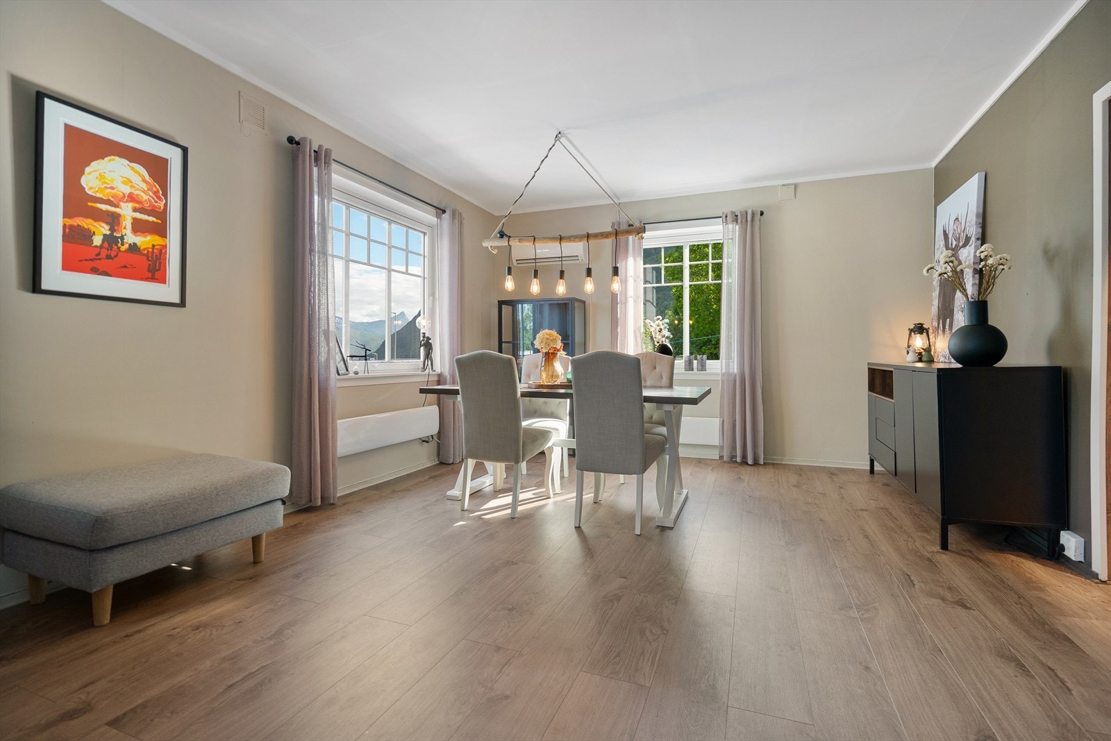 Koselig spisestue som er godt plassert med to vindu som slipper inn rikelig med lys og skaper en hyggelig stemning rundt bordet Galleribilde