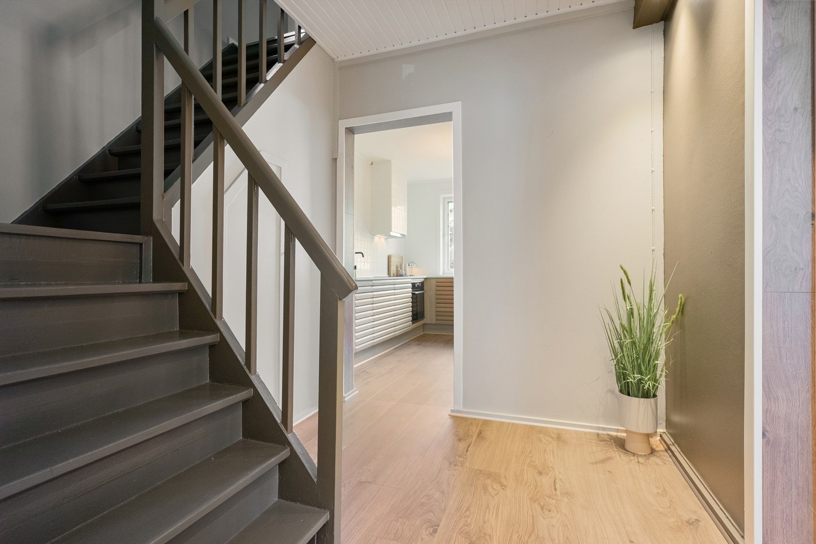 Fra entré kommer du videre inn i gang med trappoppgang opp til husets 2.etasje Galleribilde