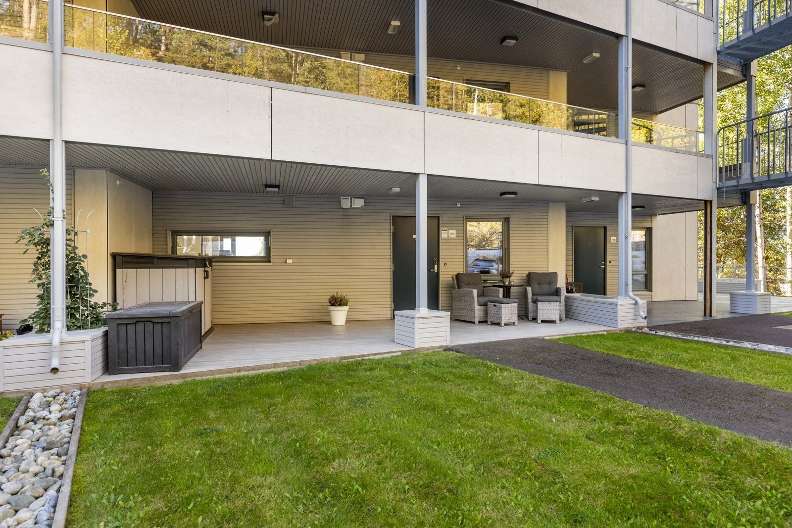 Lun uteplass med sittegruppe og enkel adkomst fra entreen. Galleribilde
