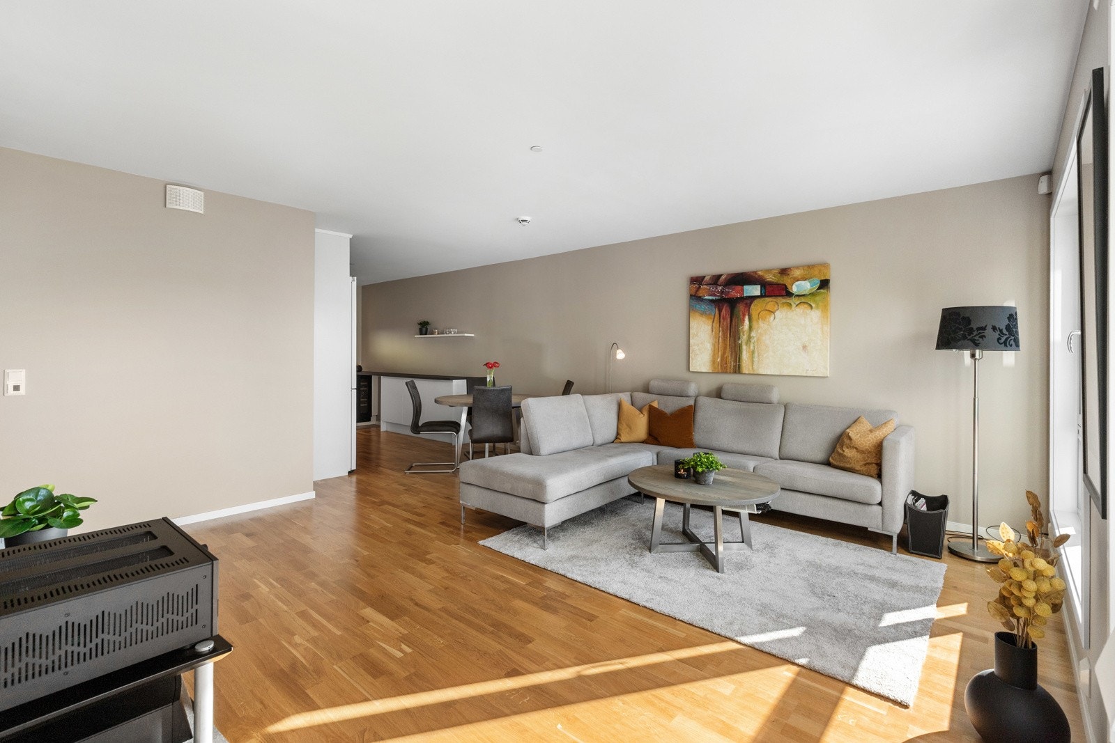 En gjennomført og smakfull stue med god plass til både sofakrok og spiseplass. Her får du et sosialt og harmonisk samlingspunkt i hjemmet. Galleribilde