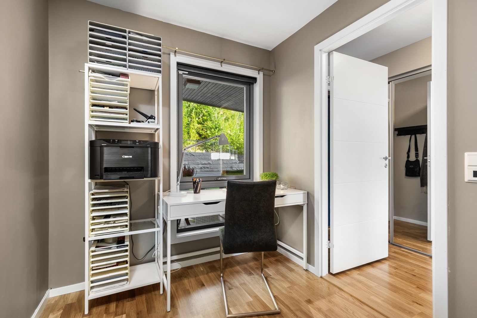 Soverom 2 - Et anvendelig rom med gode muligheter. Enten du ønsker et stille kontor, hobbyrom eller et hyggelig soverom. Galleribilde