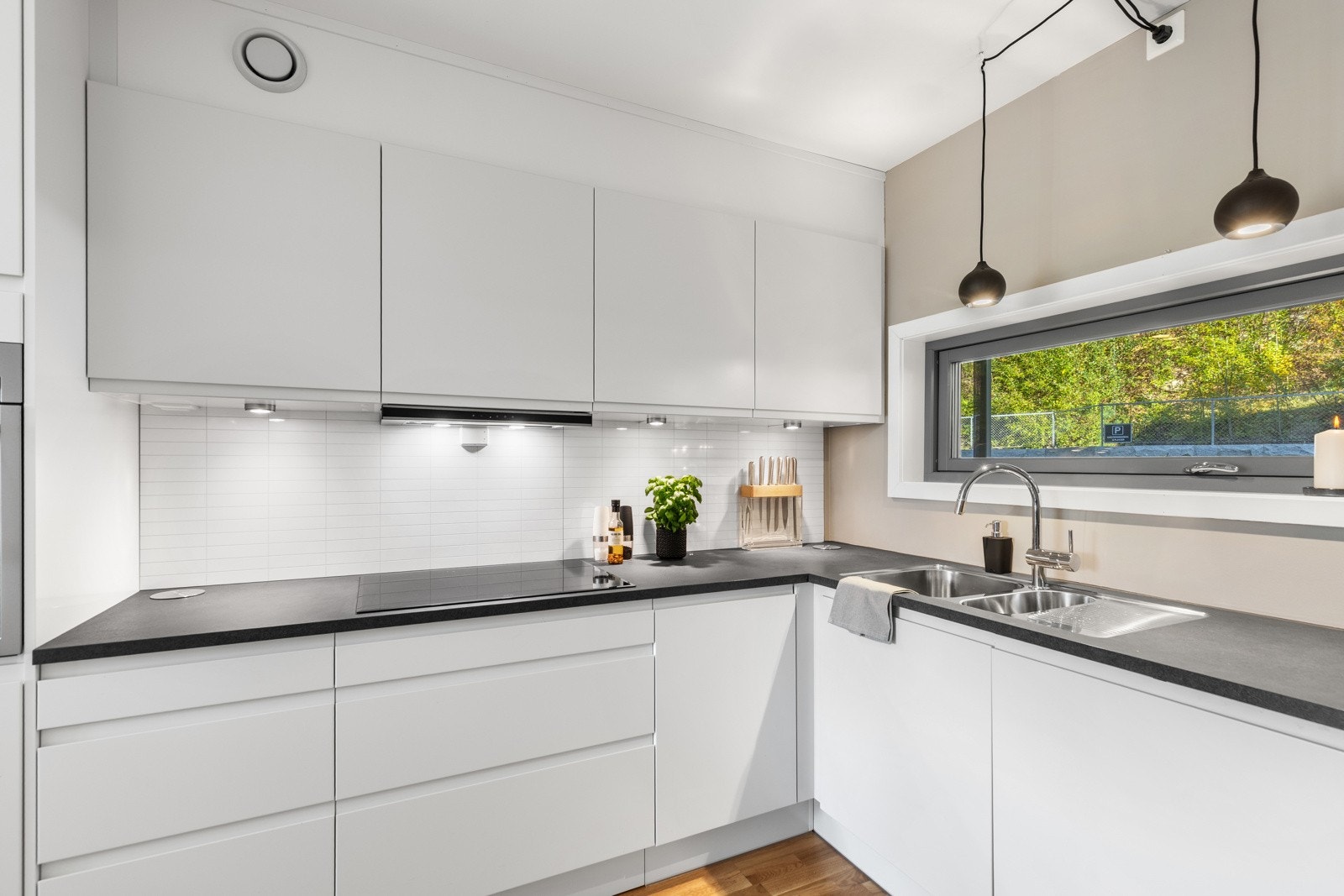 Praktisk løsning og moderne uttrykk. Her blir matlagingen en fryd. Galleribilde