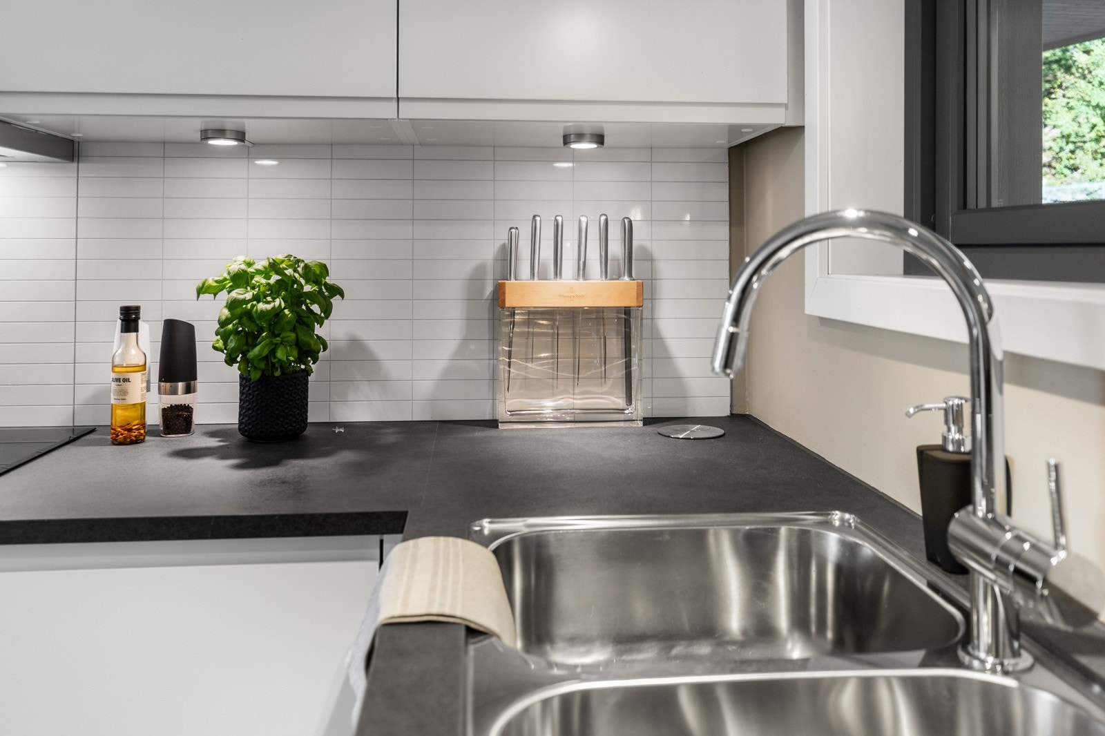 Et moderne kjøkken hvor design møter funksjon. Galleribilde