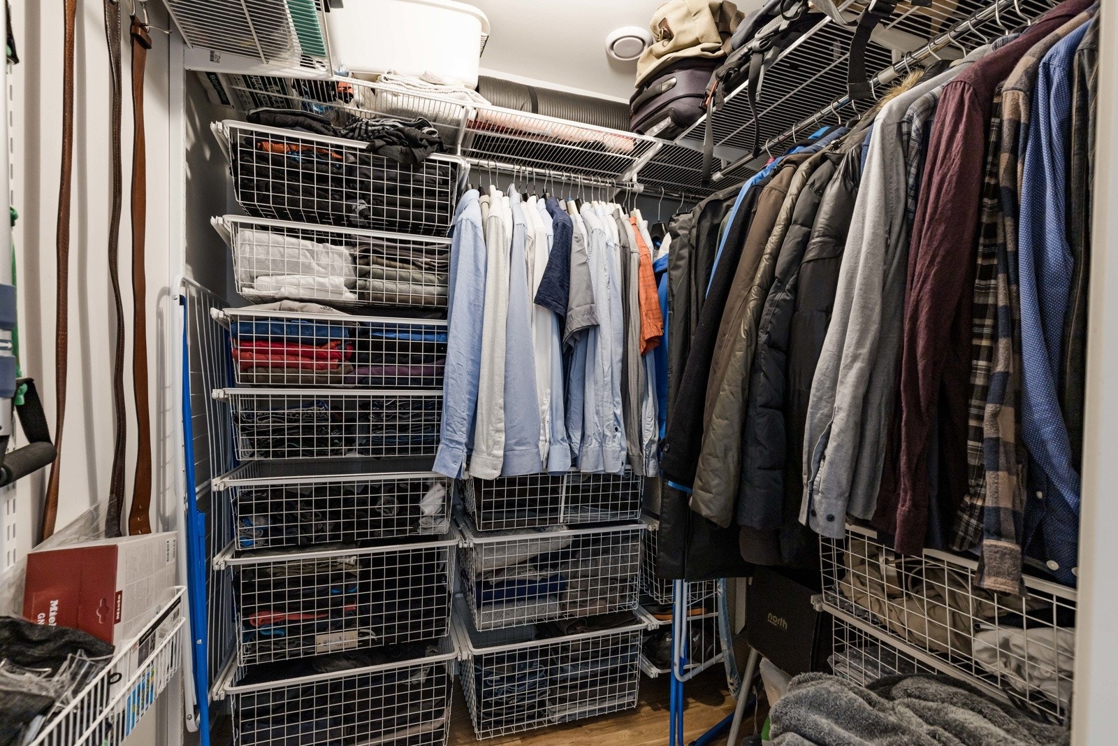 Smart og romslig oppbevaringsløsning med hyllesystem og god plass til både klær, sko og utstyr. Super løsning for deg som ønsker orden og oversikt. Galleribilde