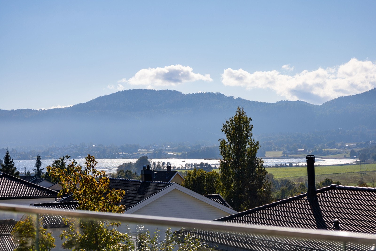 Start dagen med solskinn over Sandebukta og nyt den rolige atmosfæren fra balkongen. Her får du natur, lys og frihetsfølelse. Hver eneste dag. Galleribilde