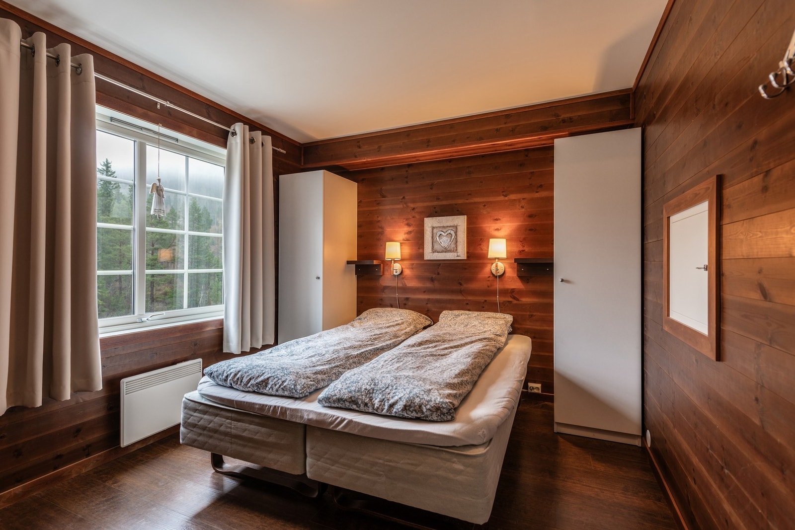 Soverom 1 med dobbeltseng og garderobeskap. Galleribilde